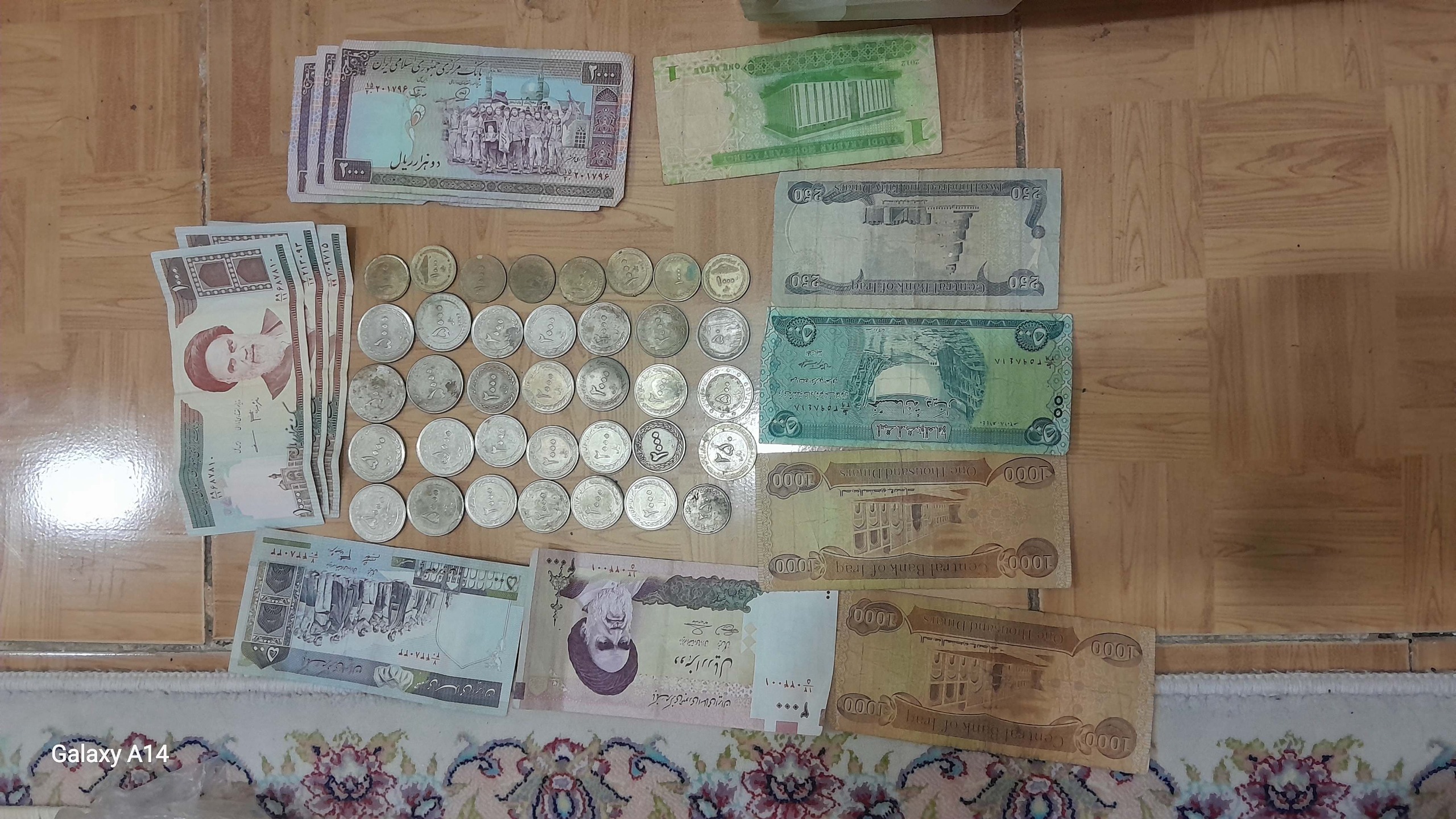 تعدادی سکه واسکناس