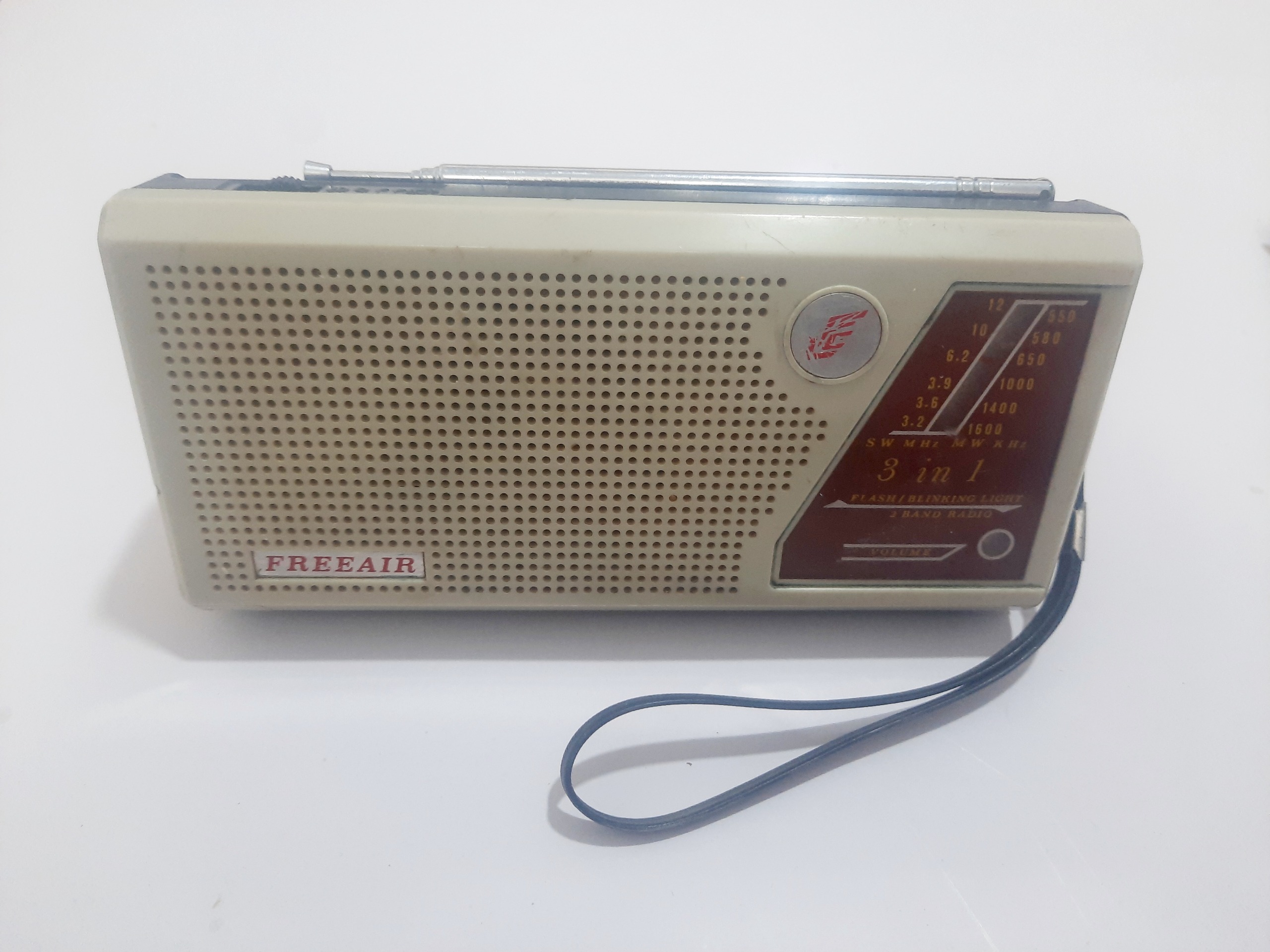 رادیو جبهه با چراغ قوه و هشدار