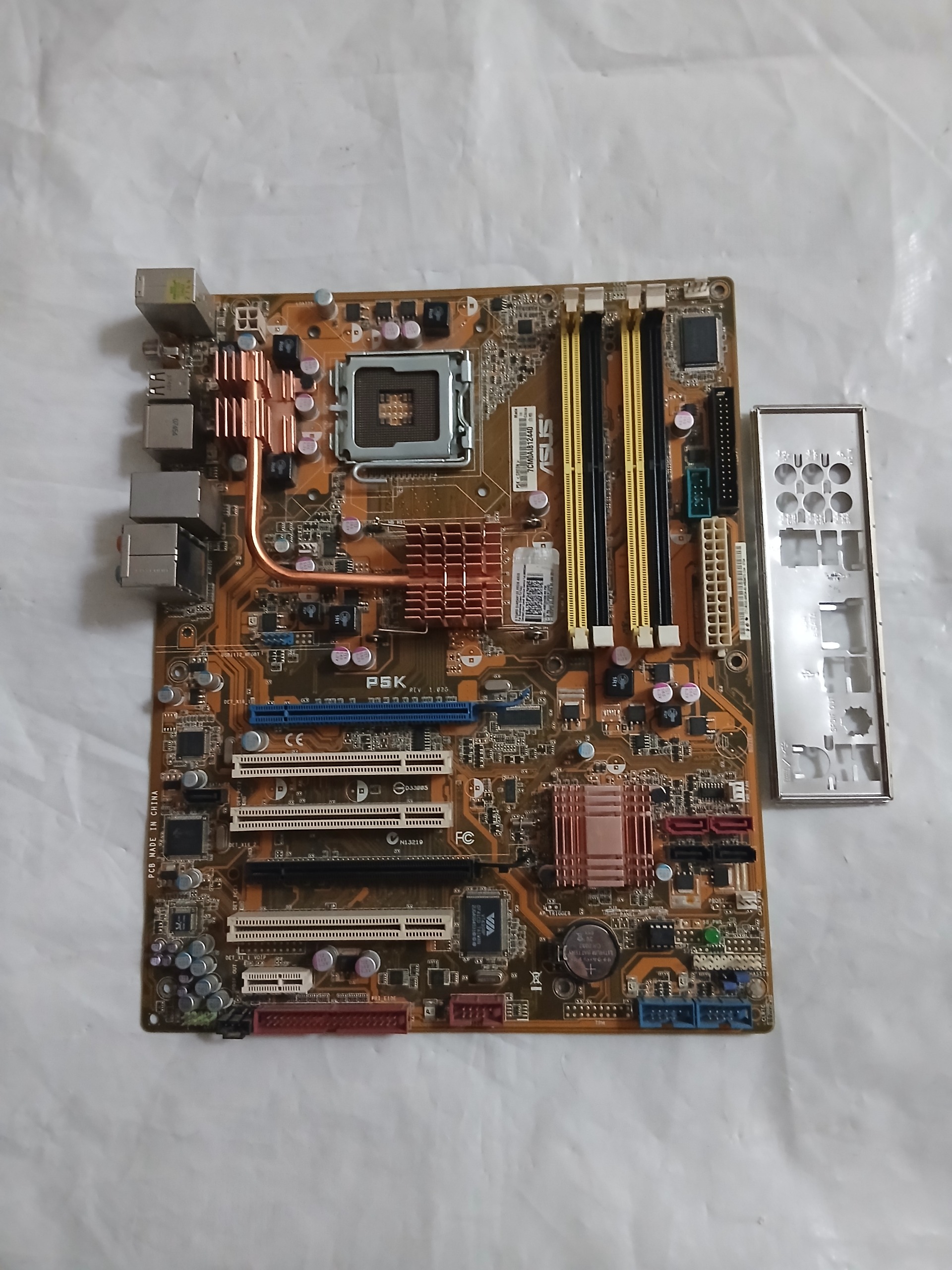 مادربرد حرفه ایASUS P5K DDR2 سالم توضیحات دارد