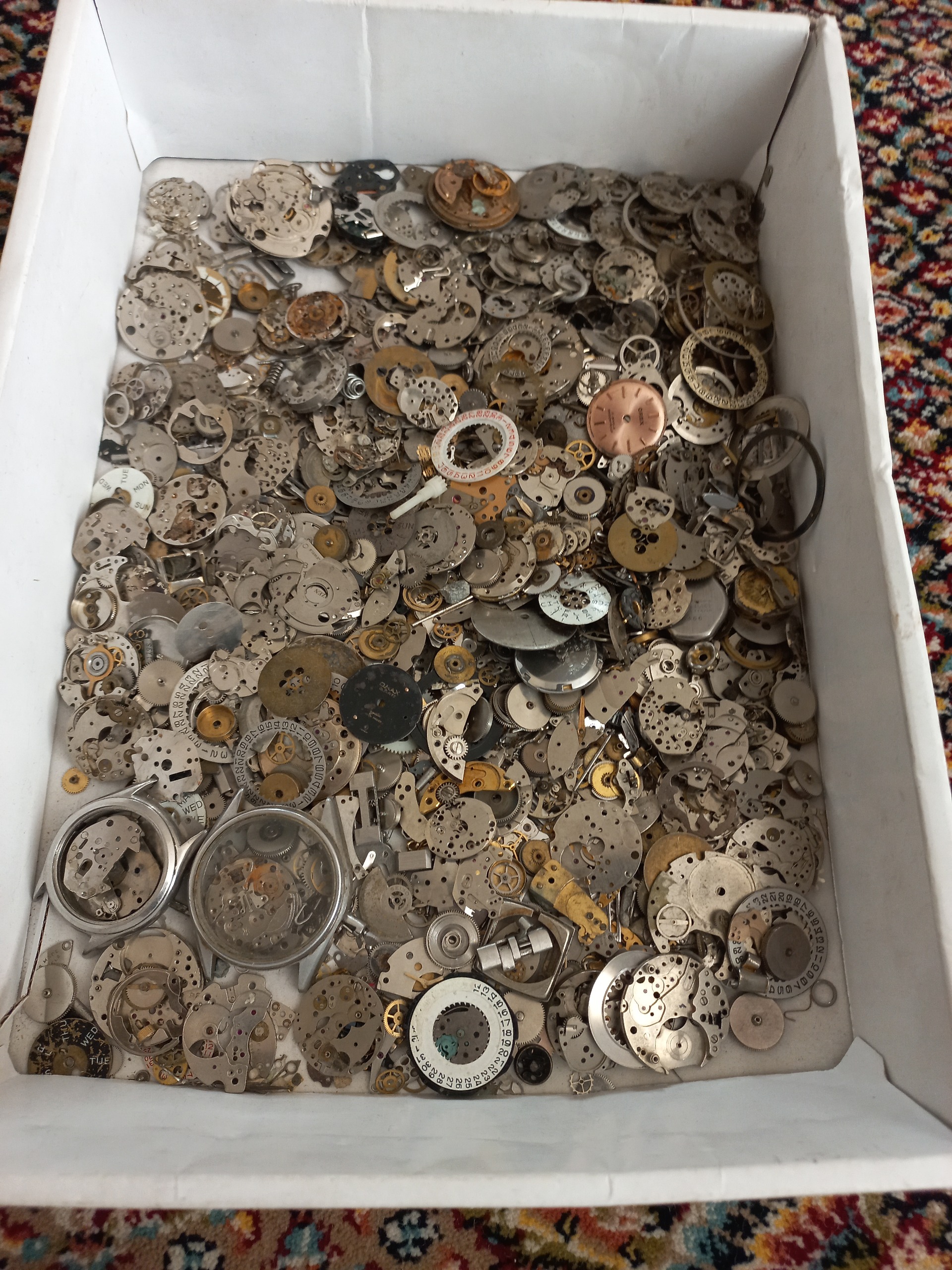 تعدادی خرده ریز ساعت مچی