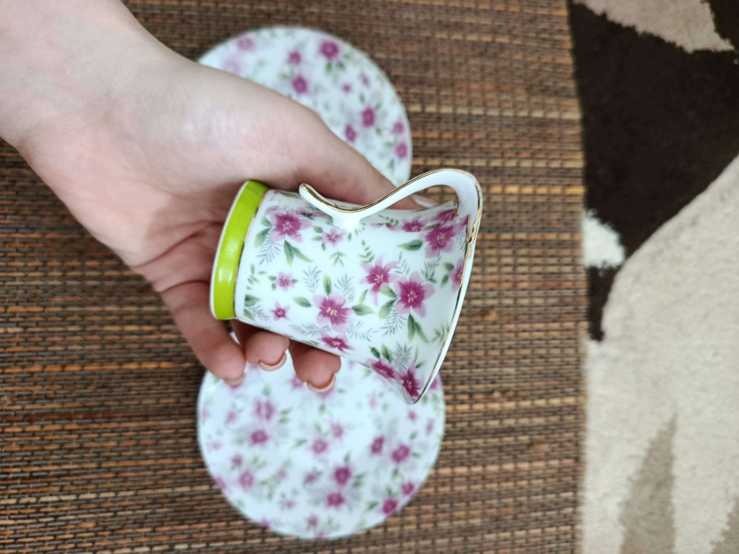 دو عدد نعلبکی با یک عدد فنجان خاص و زیبا عتیقه