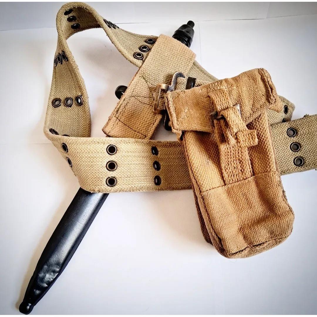 چاقو سنگری به همراه فانوسقه و جیب خشاب پهلوی