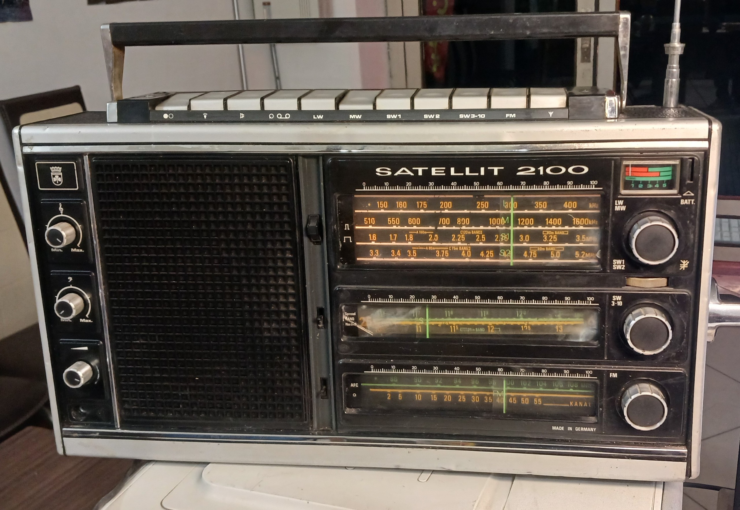 زادیو قدیمی آنتیکGRUNDIG SATELLIT2100