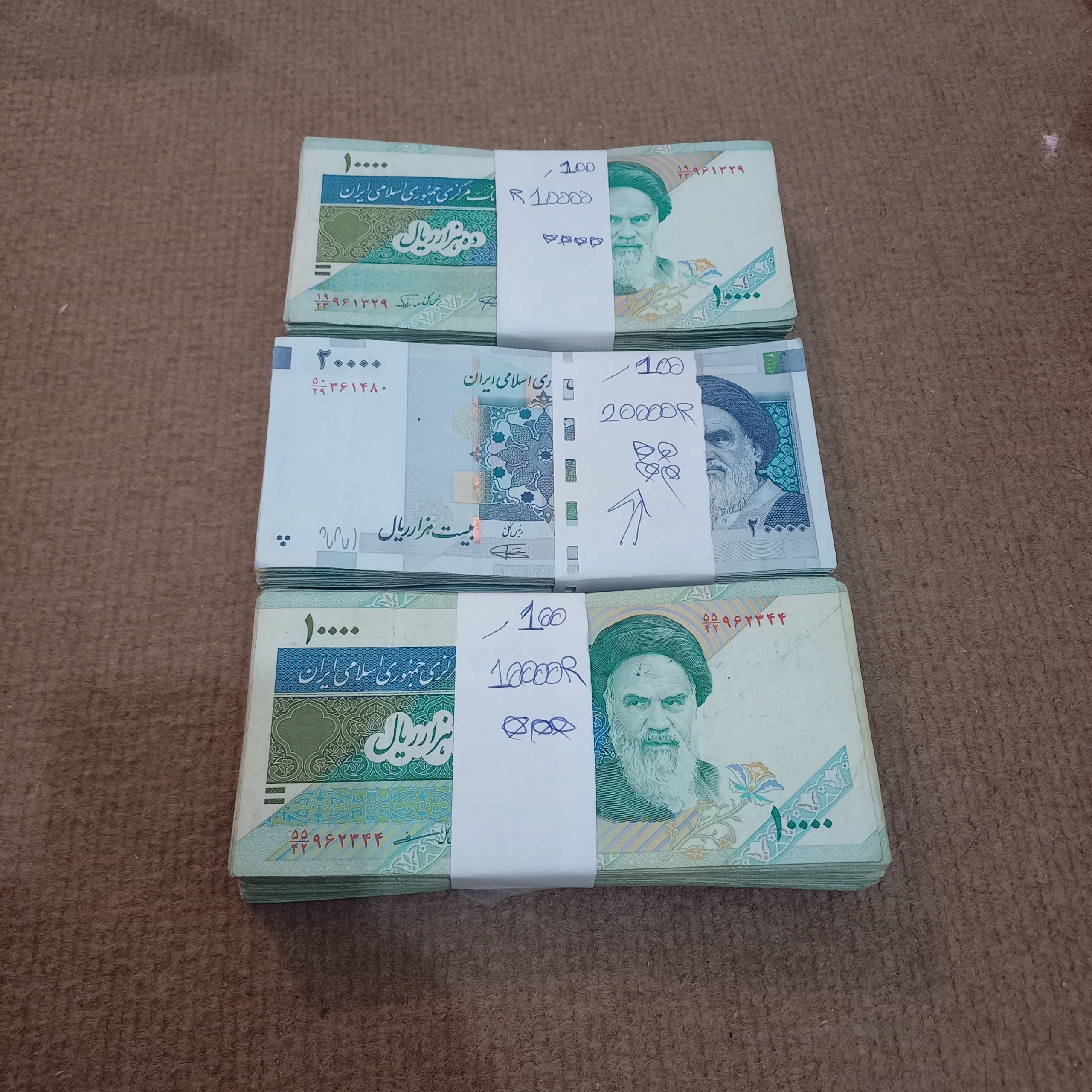 سه بسته صد برگ اسکناس 2000 و 1000 تومانی