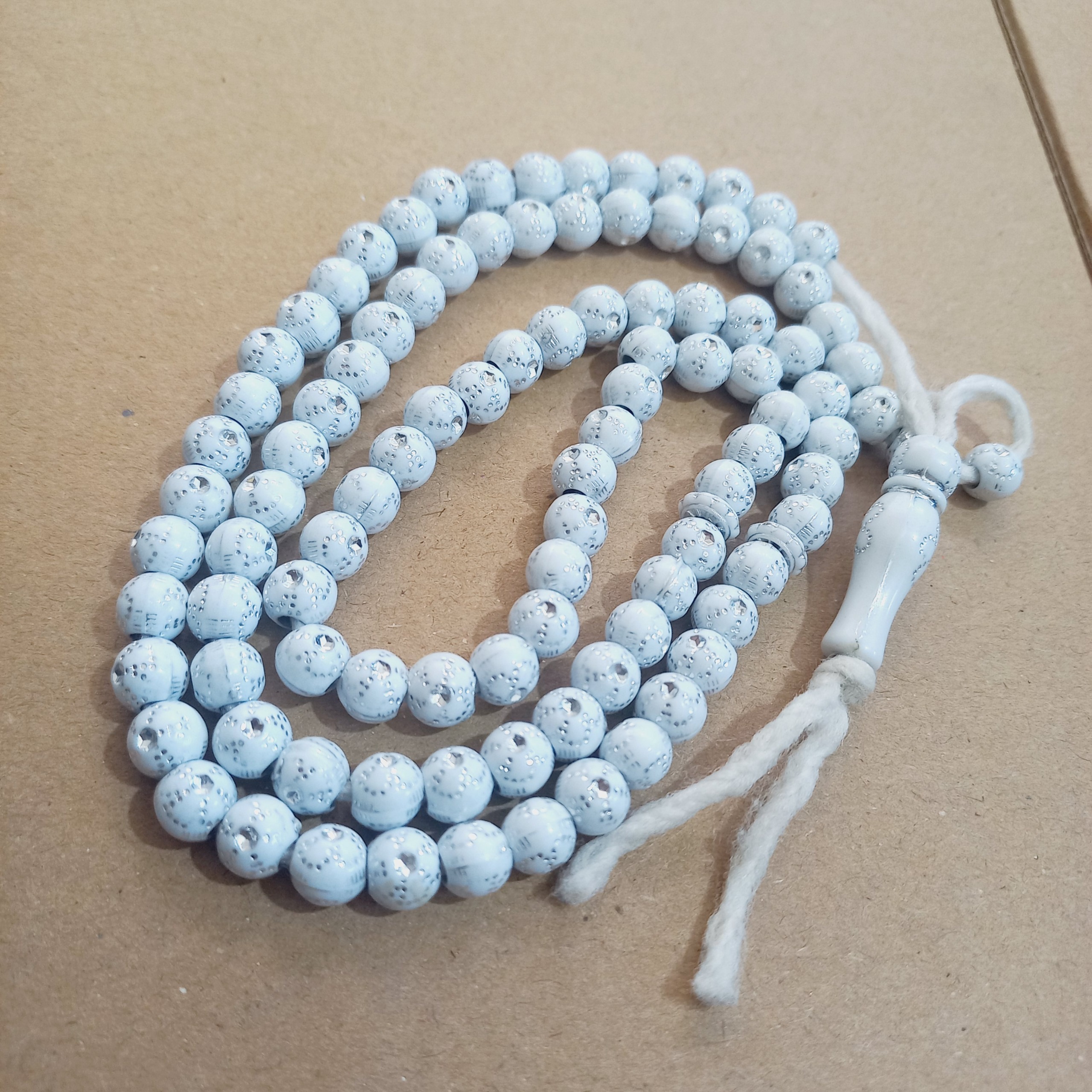 تسبیح سفید طرح میخدوزی زیبا