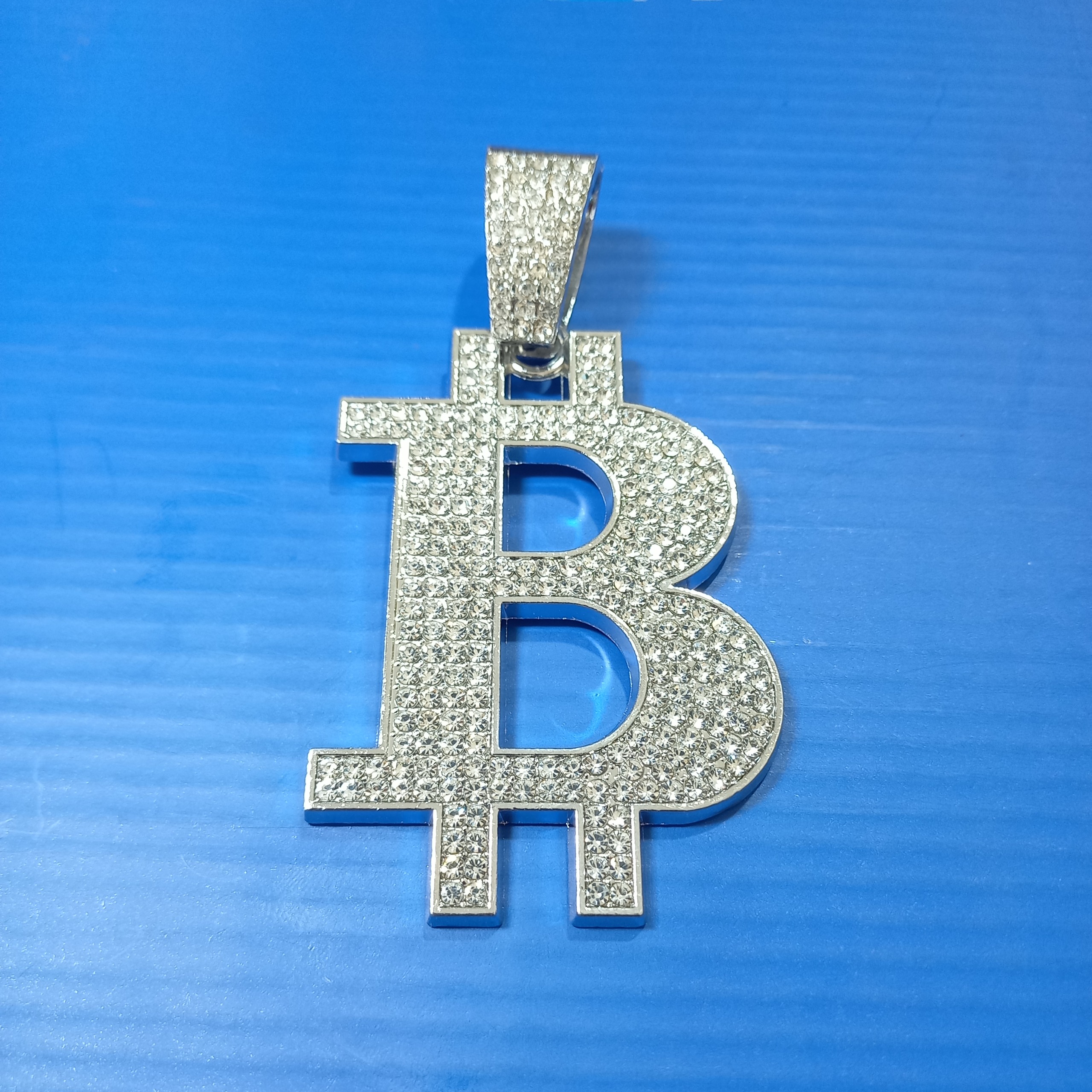 گردن آویز استیل بزرگ بیتکوین نقره ای نگین دار