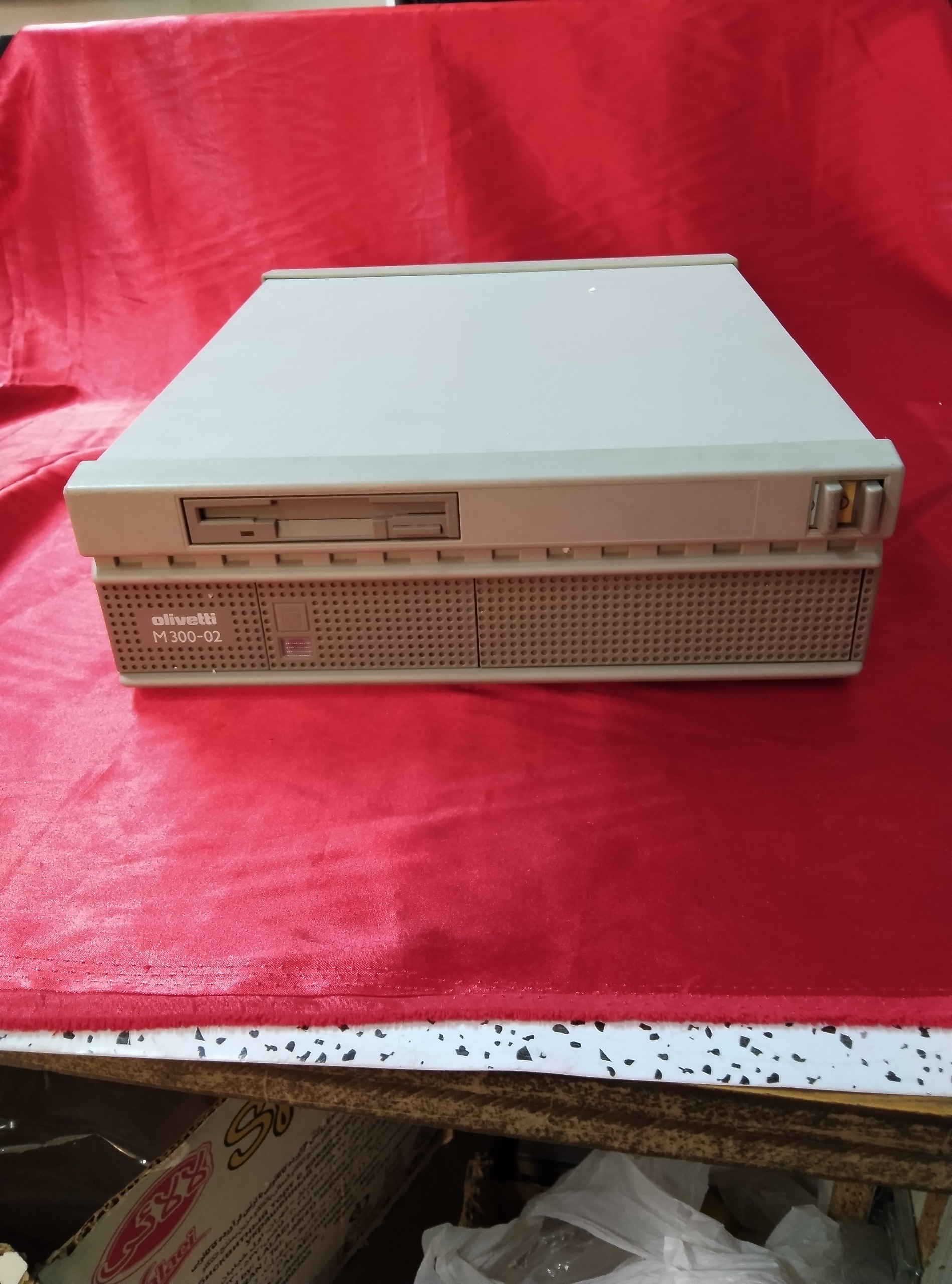 کامپیوتر قدیم الیوتی olivetti m300-02
