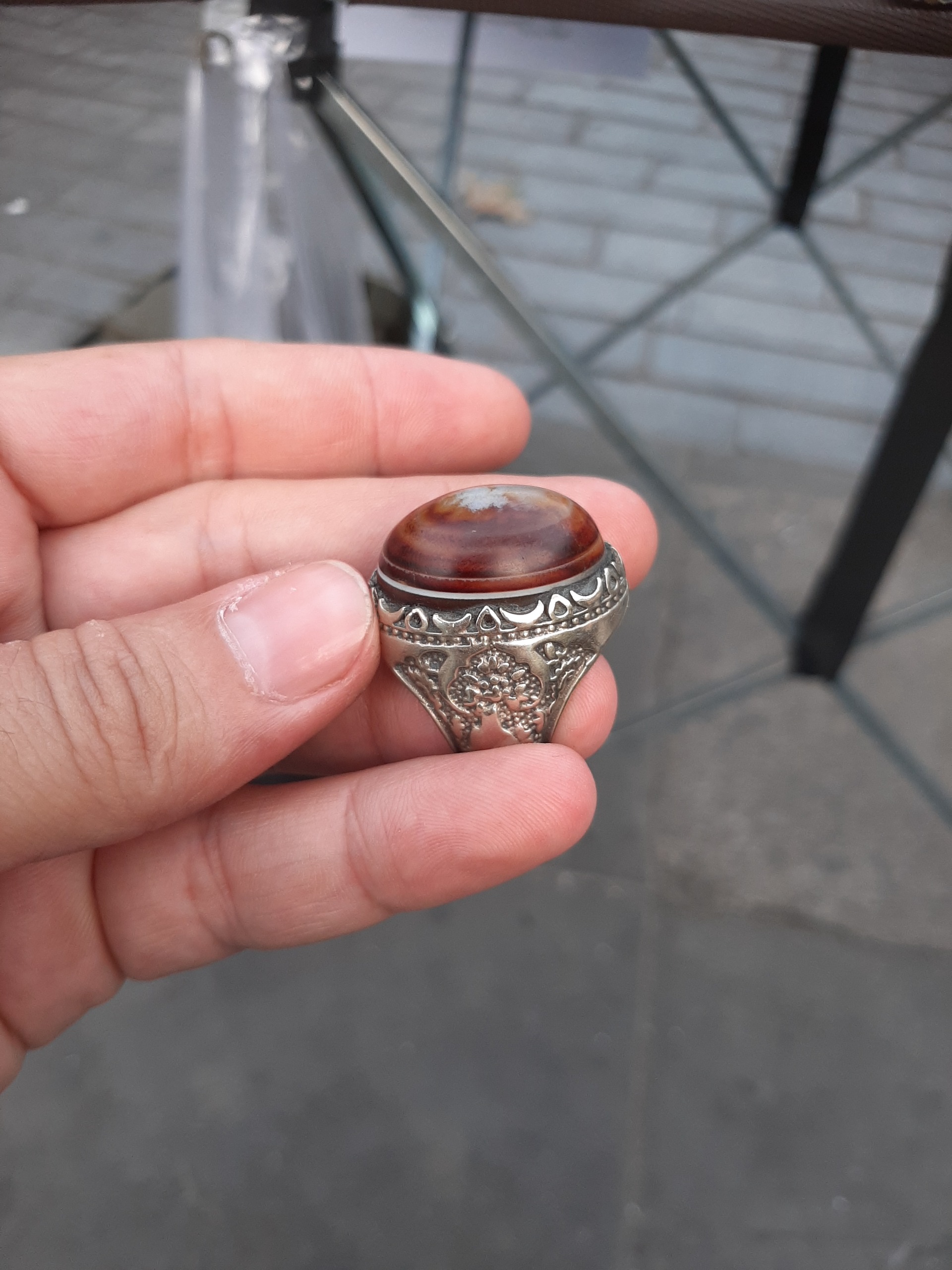 انگشتر شاهکار عقیقسهپوست