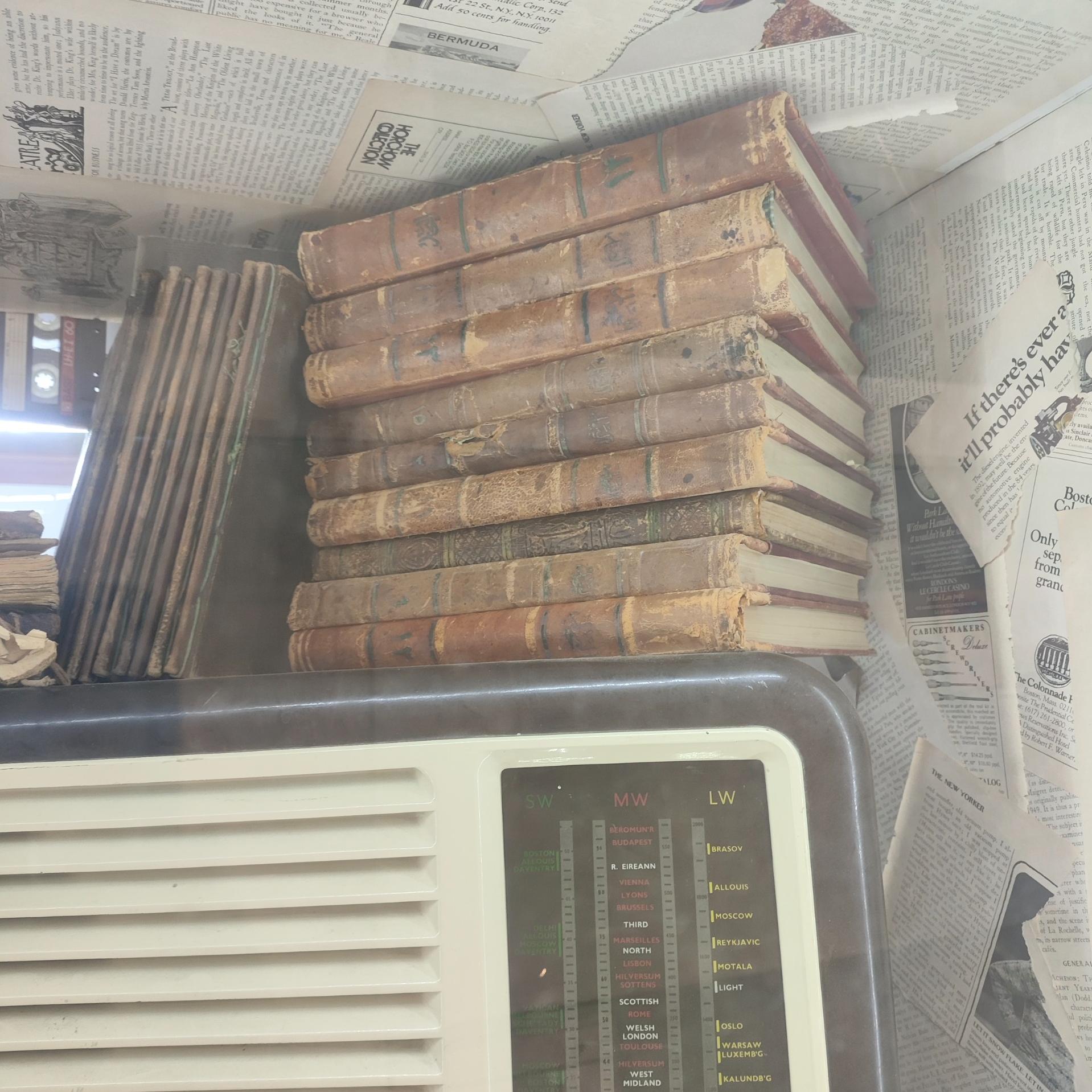 کتاب جلد چرمی برای دکوراسیون