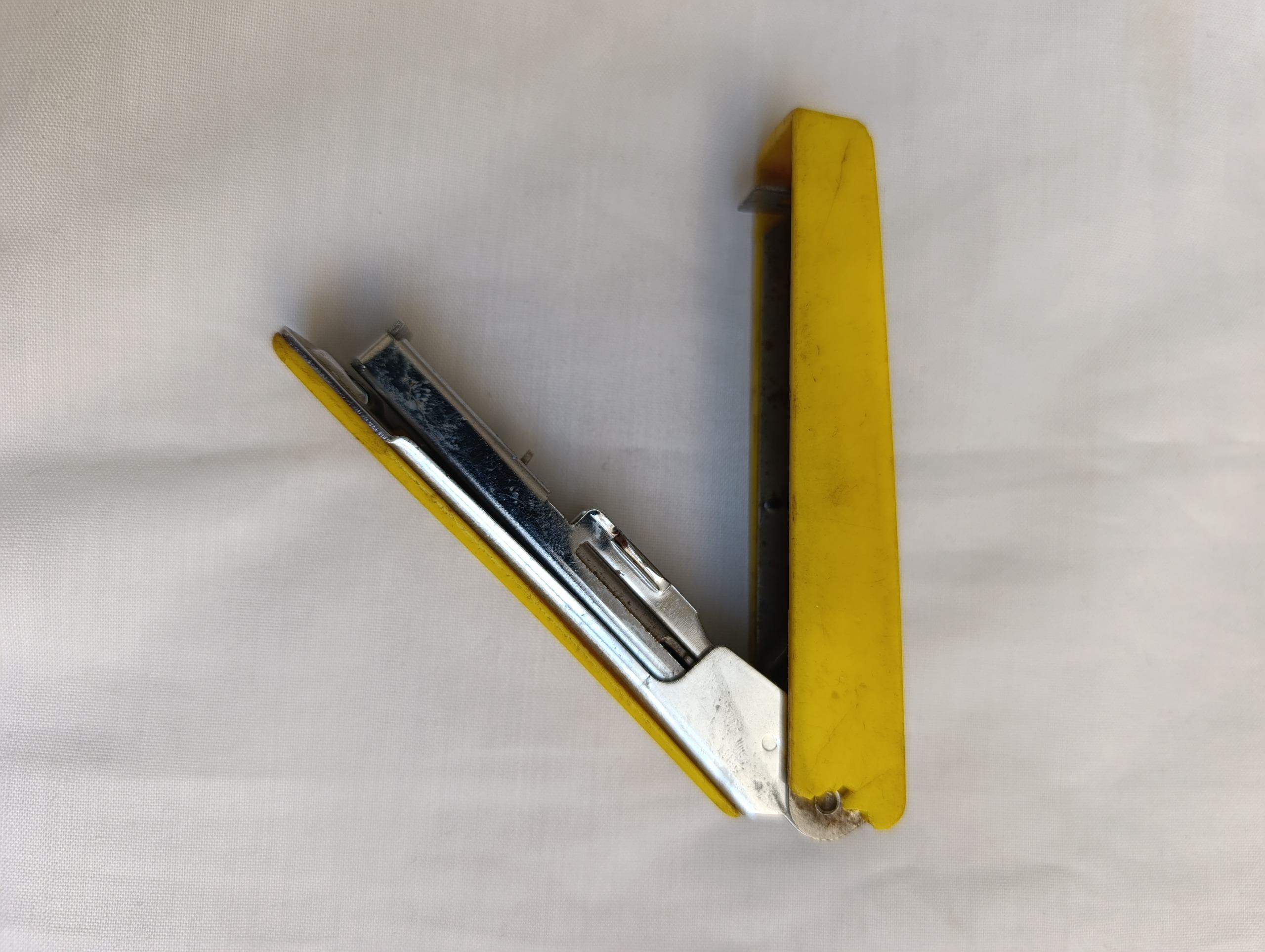 منگنه سالم پلاستیک رو شکسته ولی سالمه