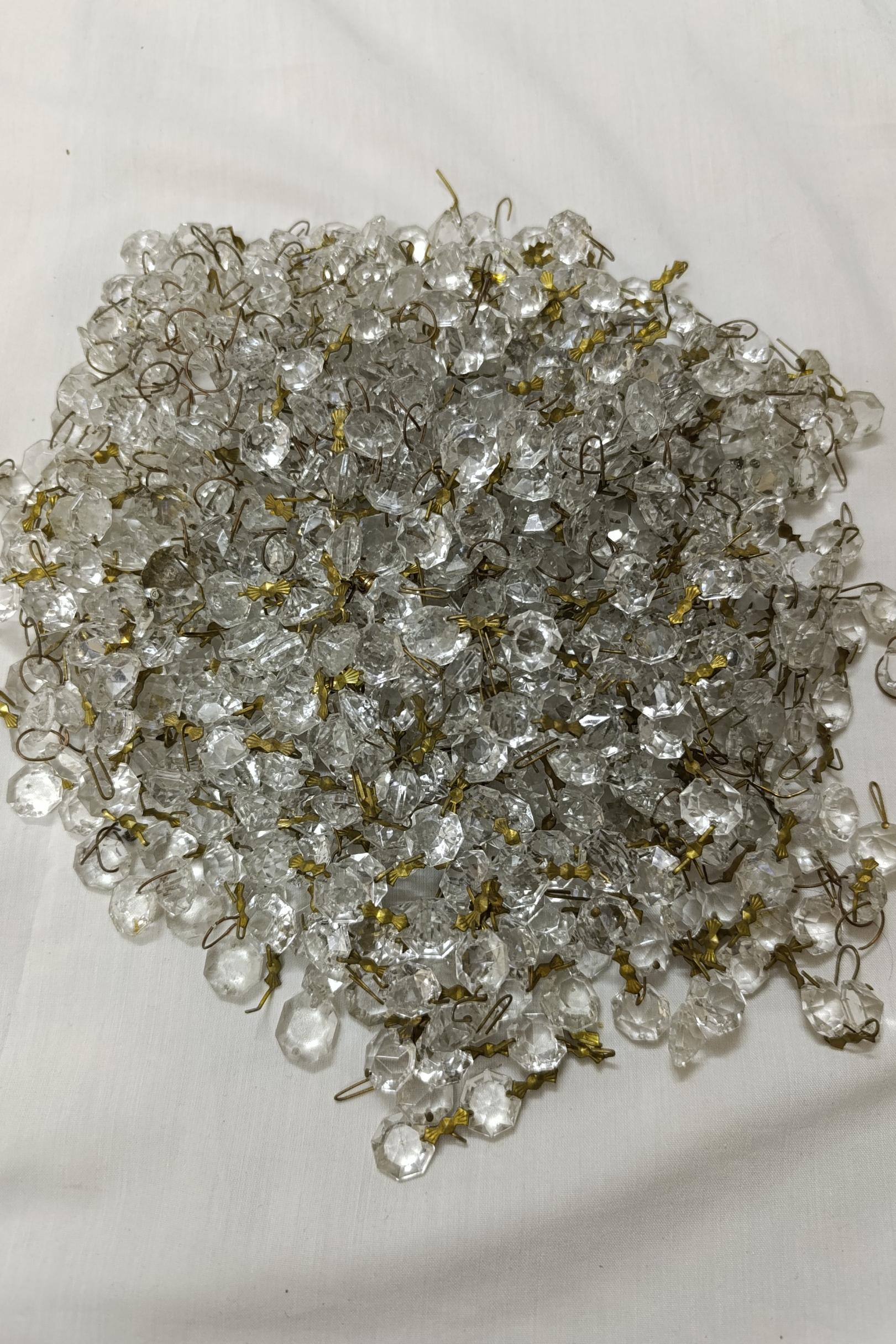 کریستال لوستر قدیمی همراه قلاب آویز