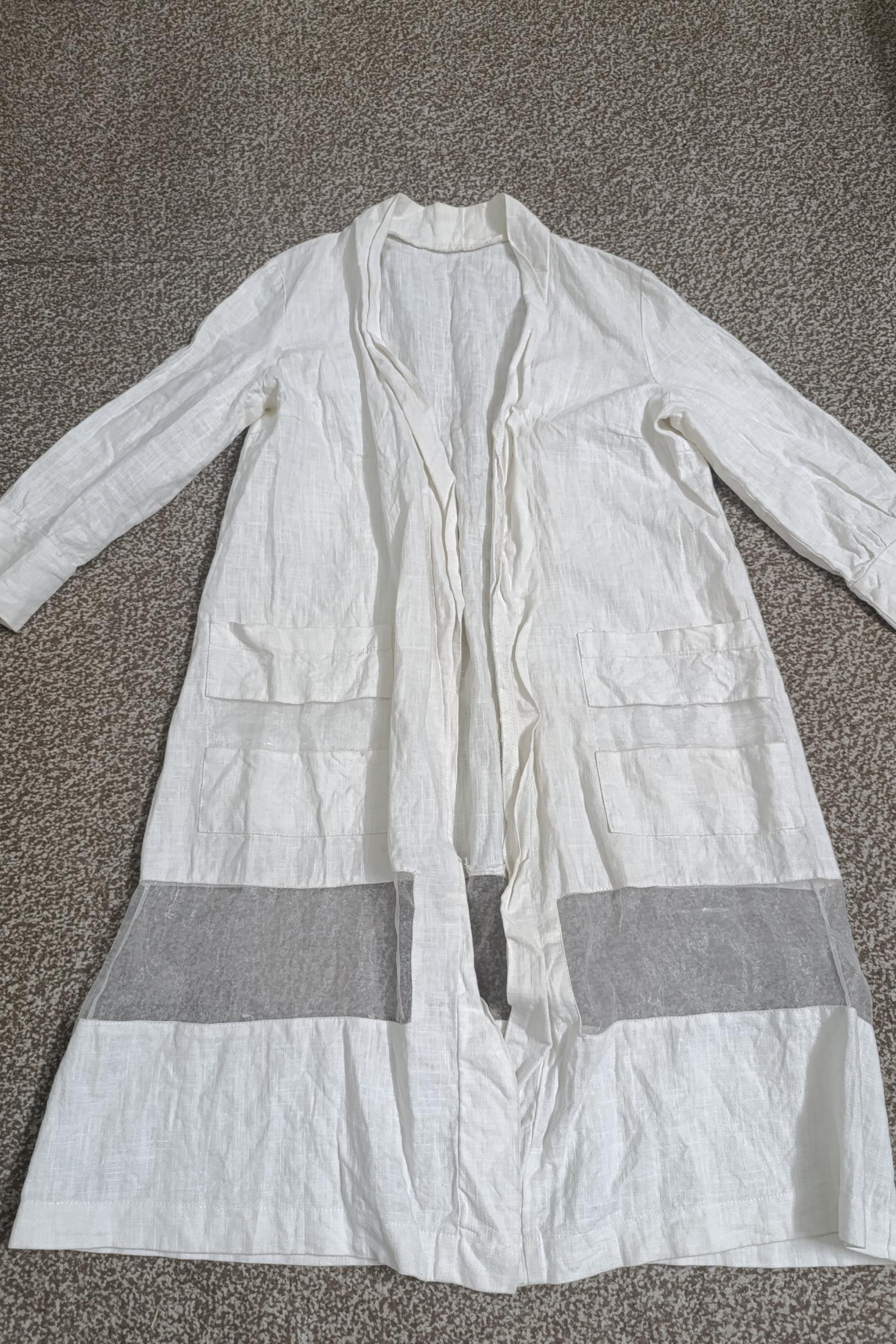 مانتو سفید وسط تور سایز 48 قد 94