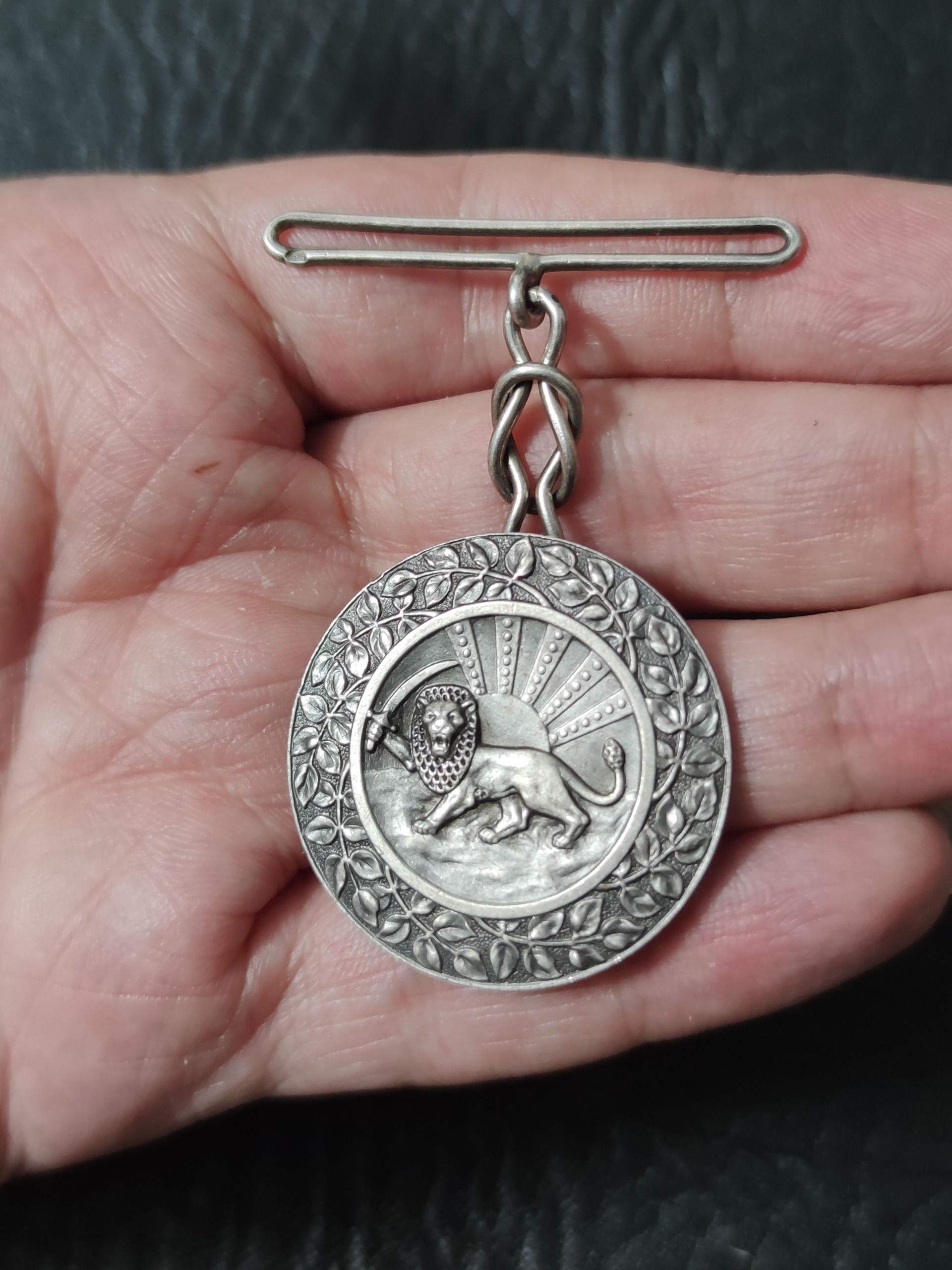 مدال نقره به پاداش خدمت