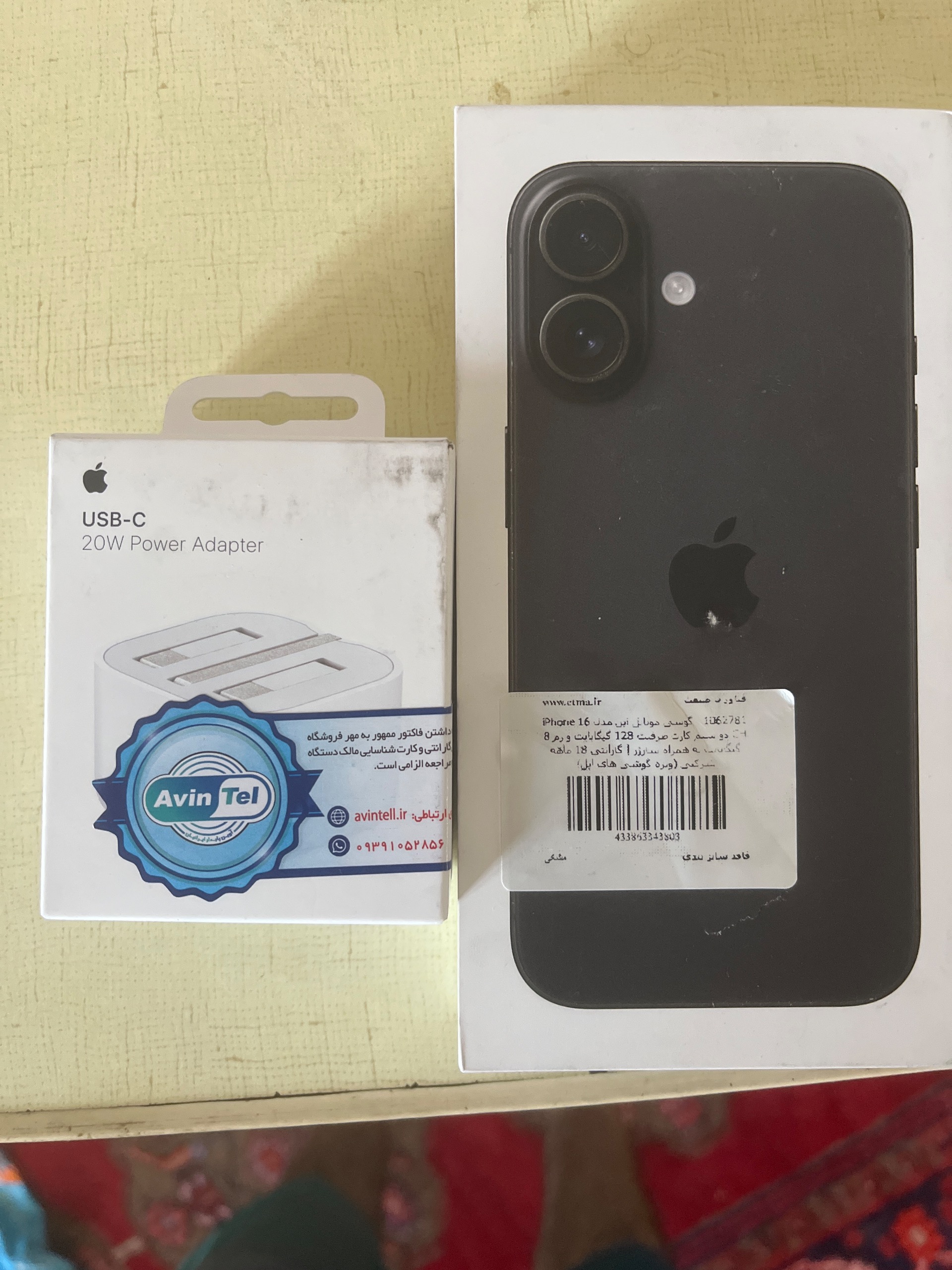 ایفون 16 اکبند رنگ مشکی به همراه شارژر اصل