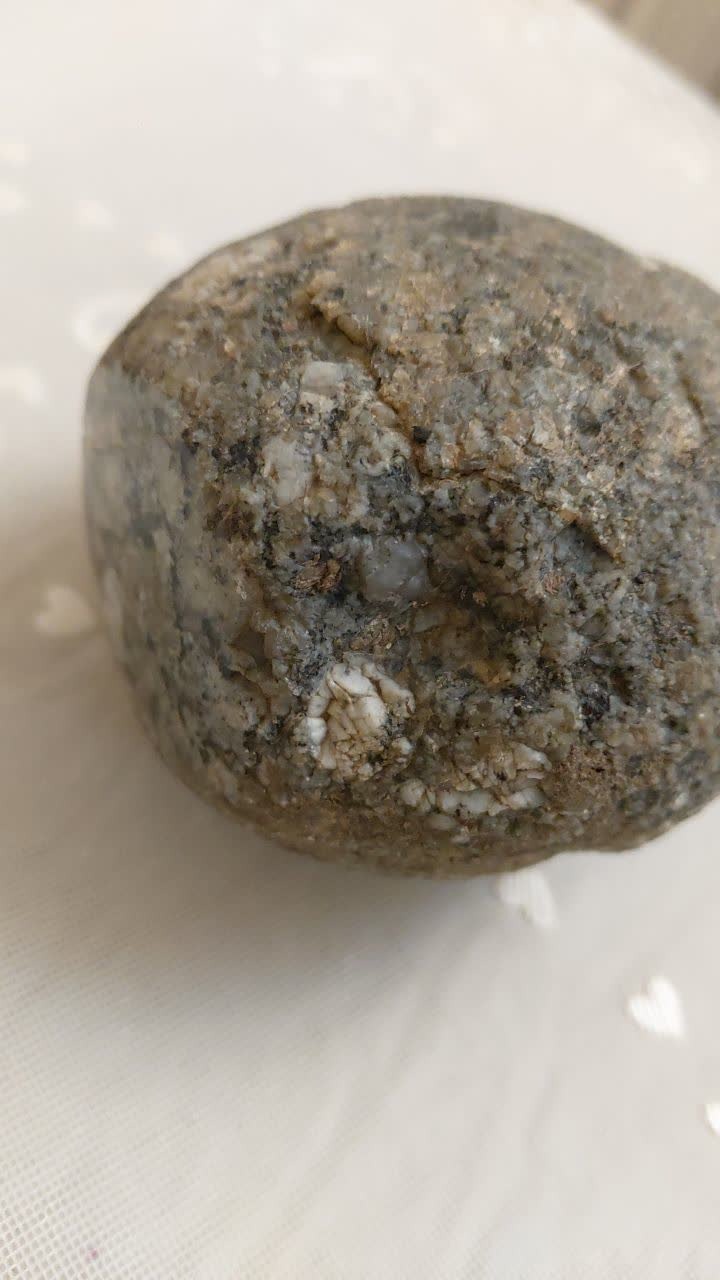 سنگ مشکوک به شهابسنگ فلدسپاتی