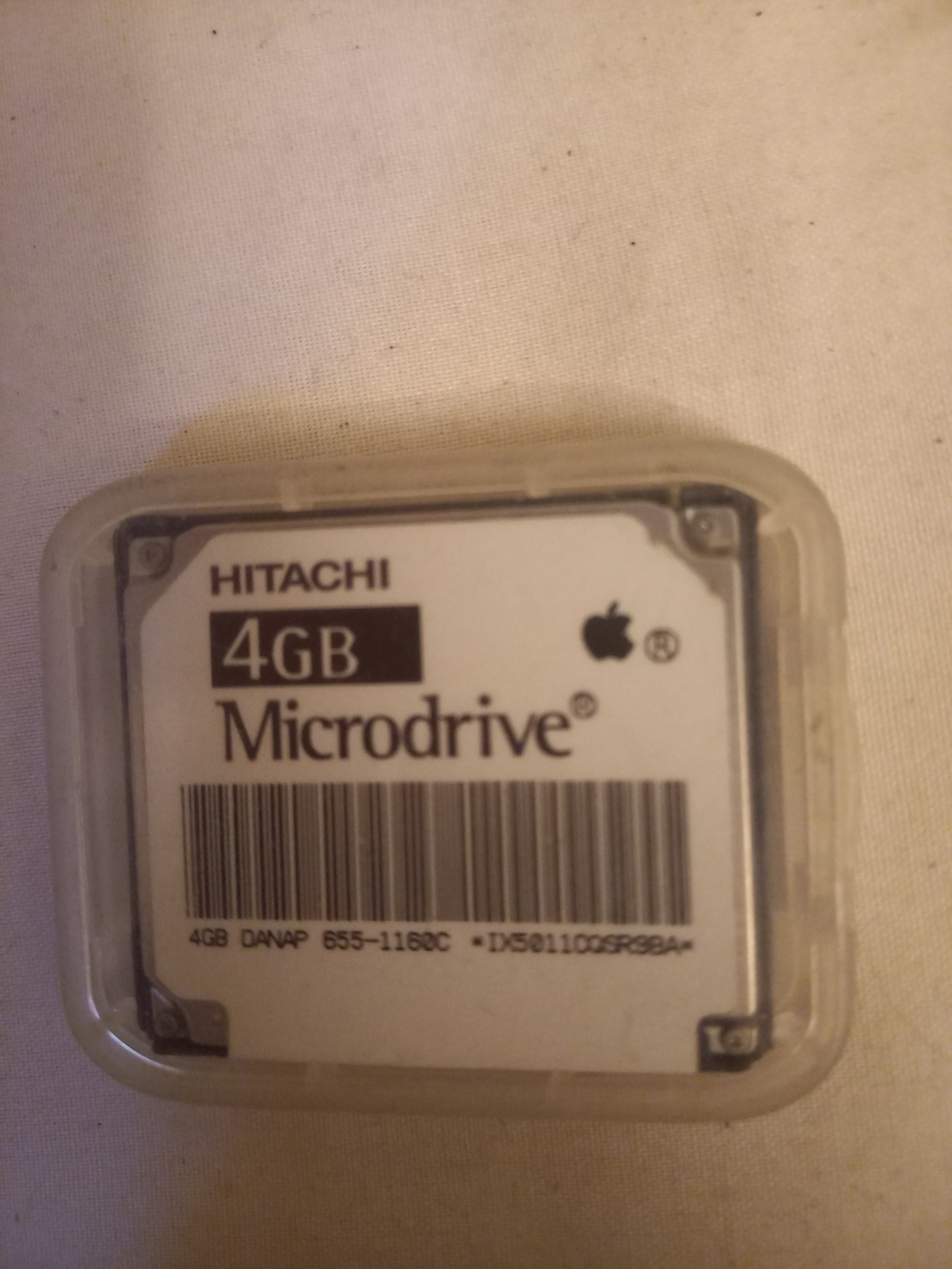 میکرودرایو 4GB مارک HITACHI توضیحات دارد