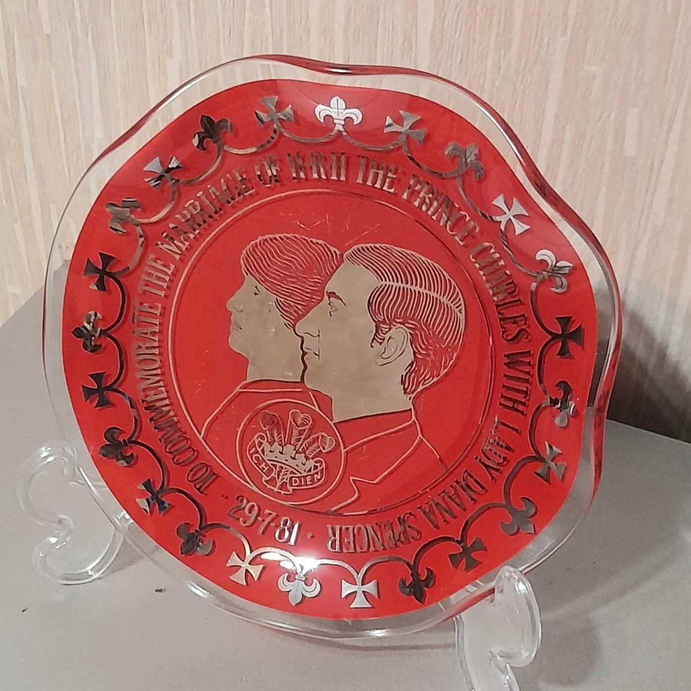 دیوارکوب شیشه ای یادبود ازدواج پرنس چارلز و دایانا