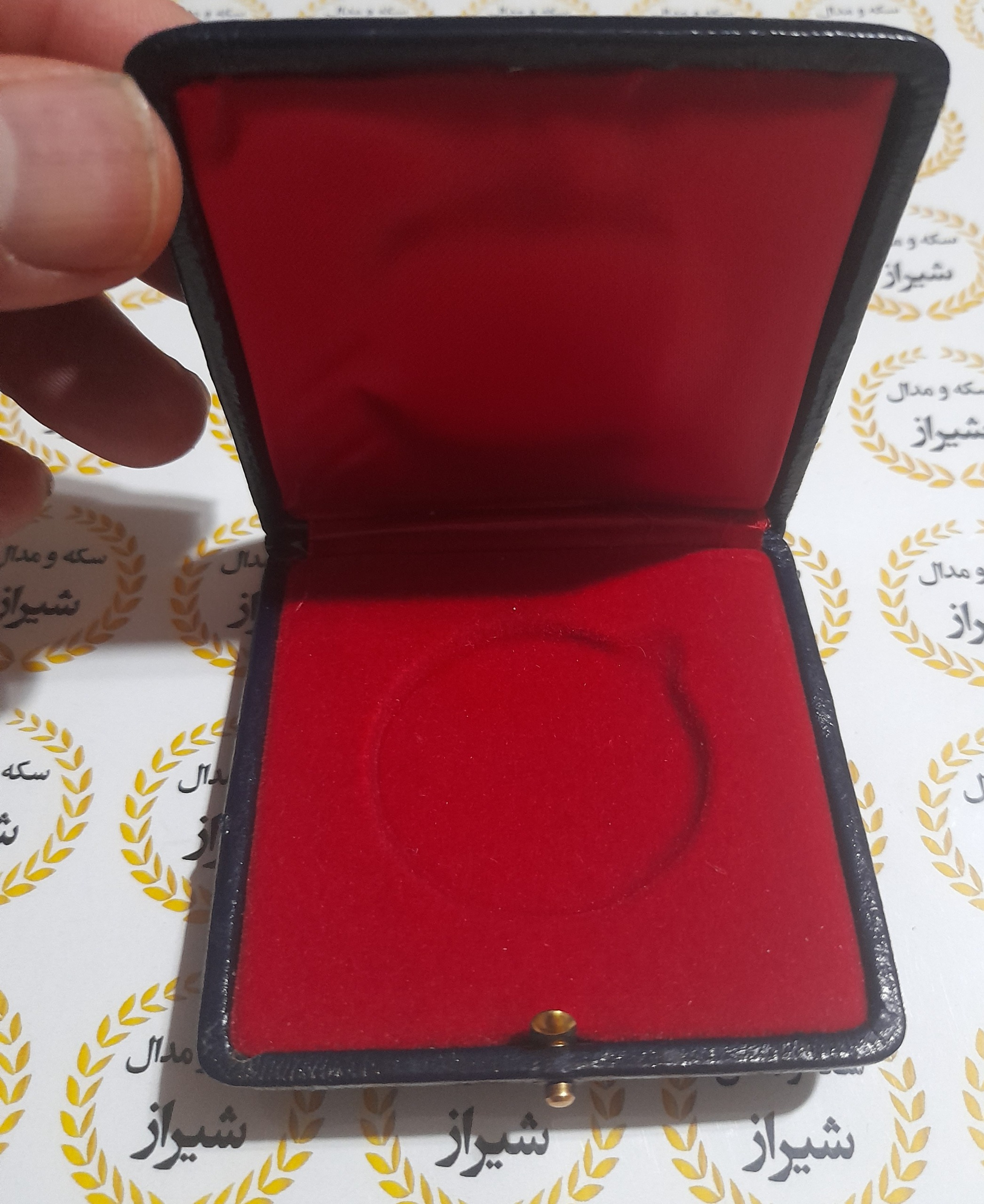 جعبه خالی مدال طلا یادبود بانک ملی دوره پهلوی