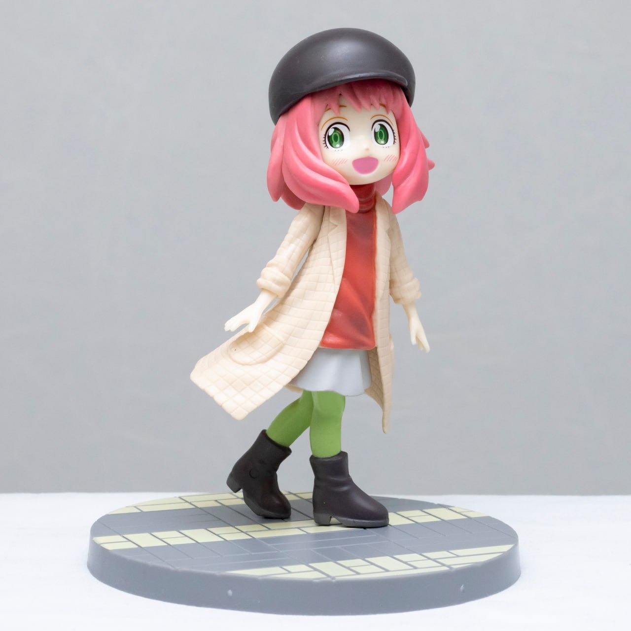 فیگور خانواده جاسوس آنیا با بارانی و کلاه