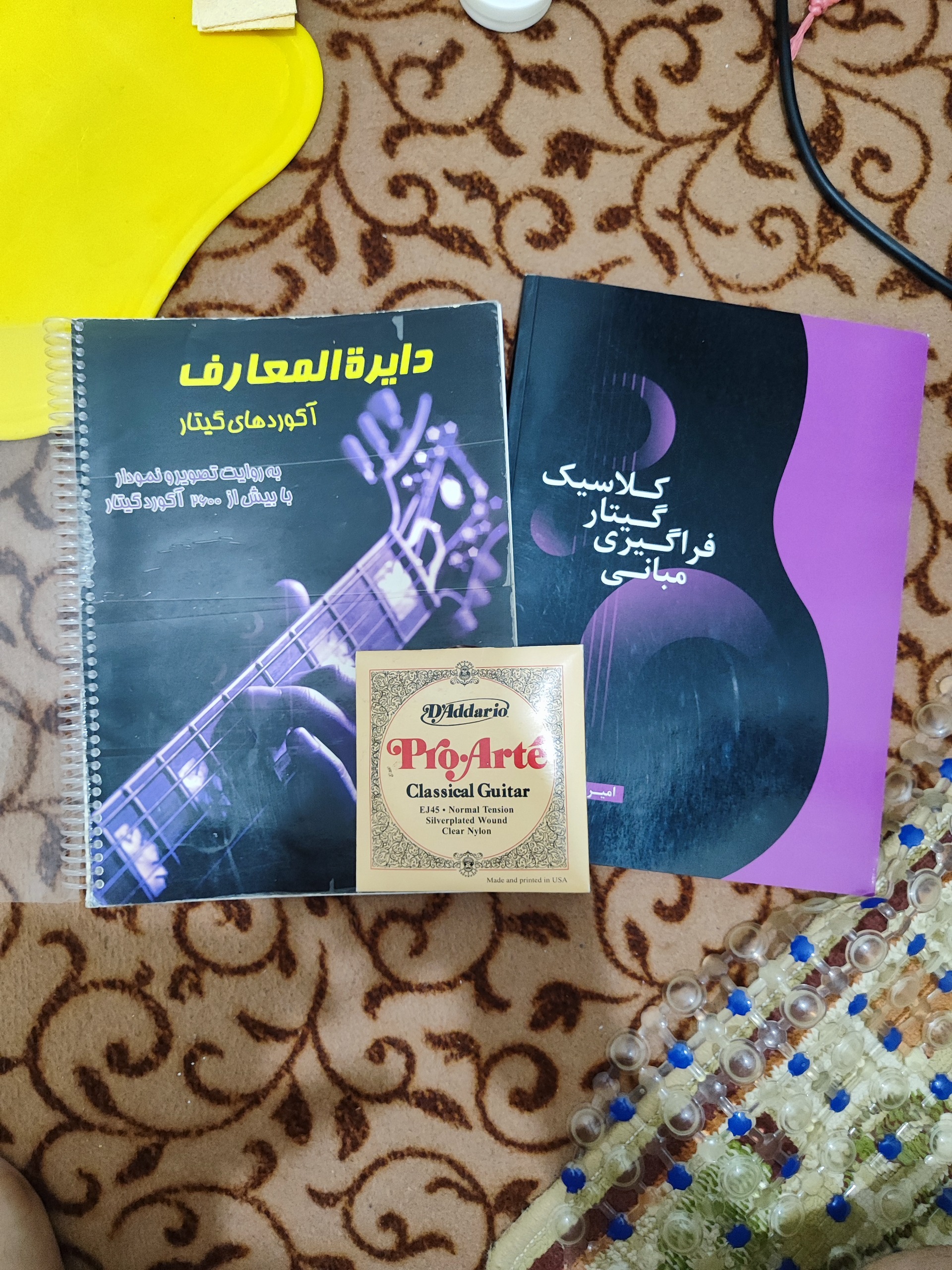 سیم گیتار اصلی و دو عدد کتاب