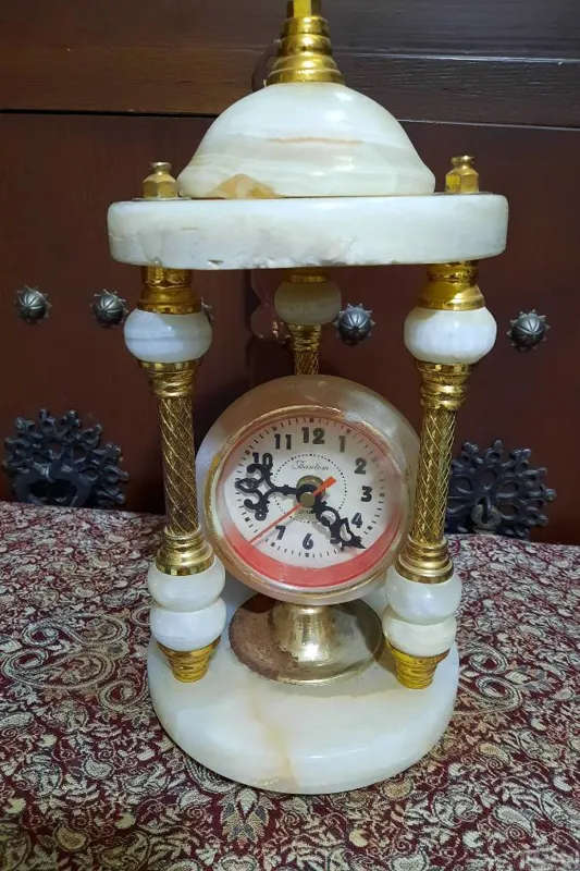 ساعت قدیمی با بدنه سنگ مرمر