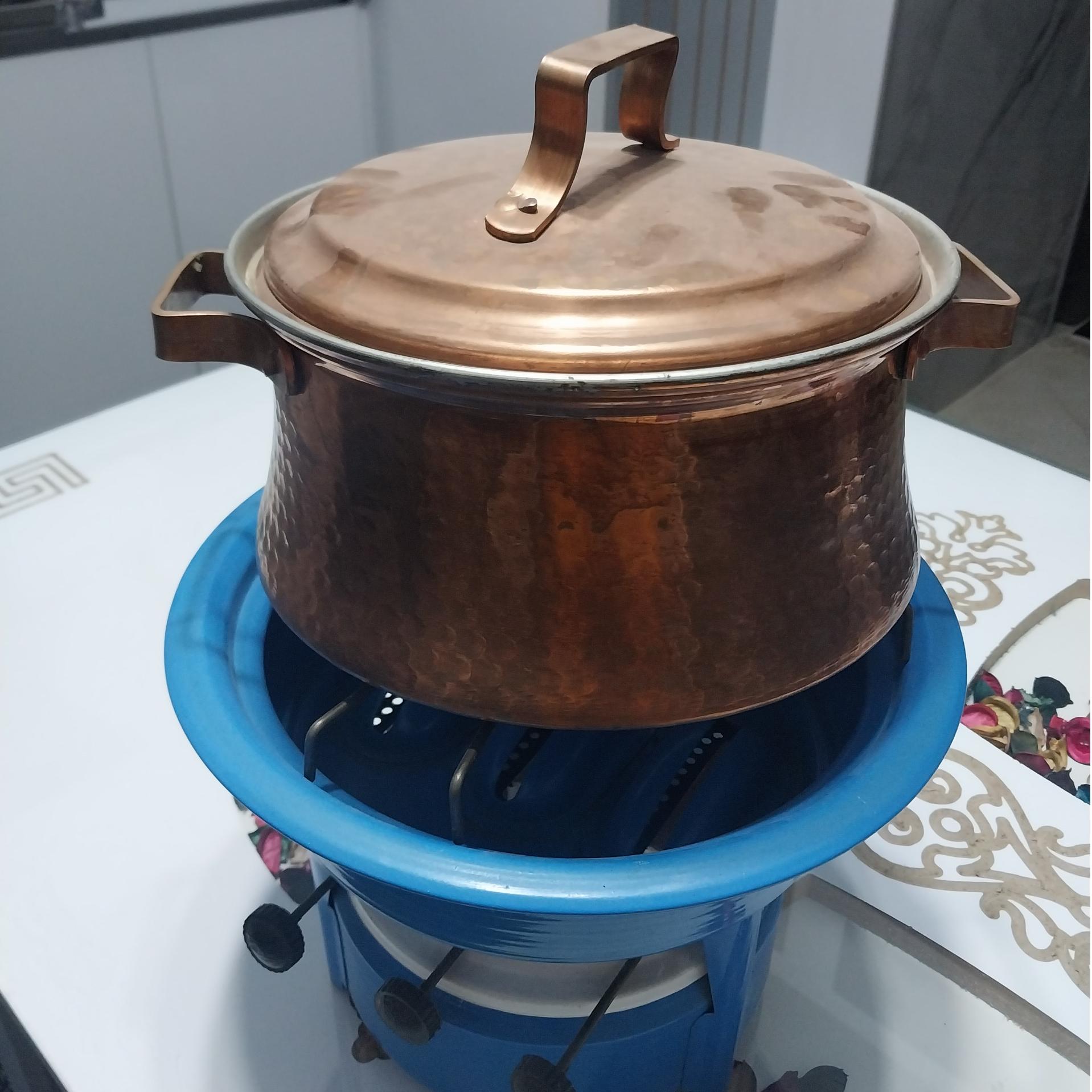 قابلمه مسی نسبتا بزرگ به همراه چراغ سه فیتیله نفتی