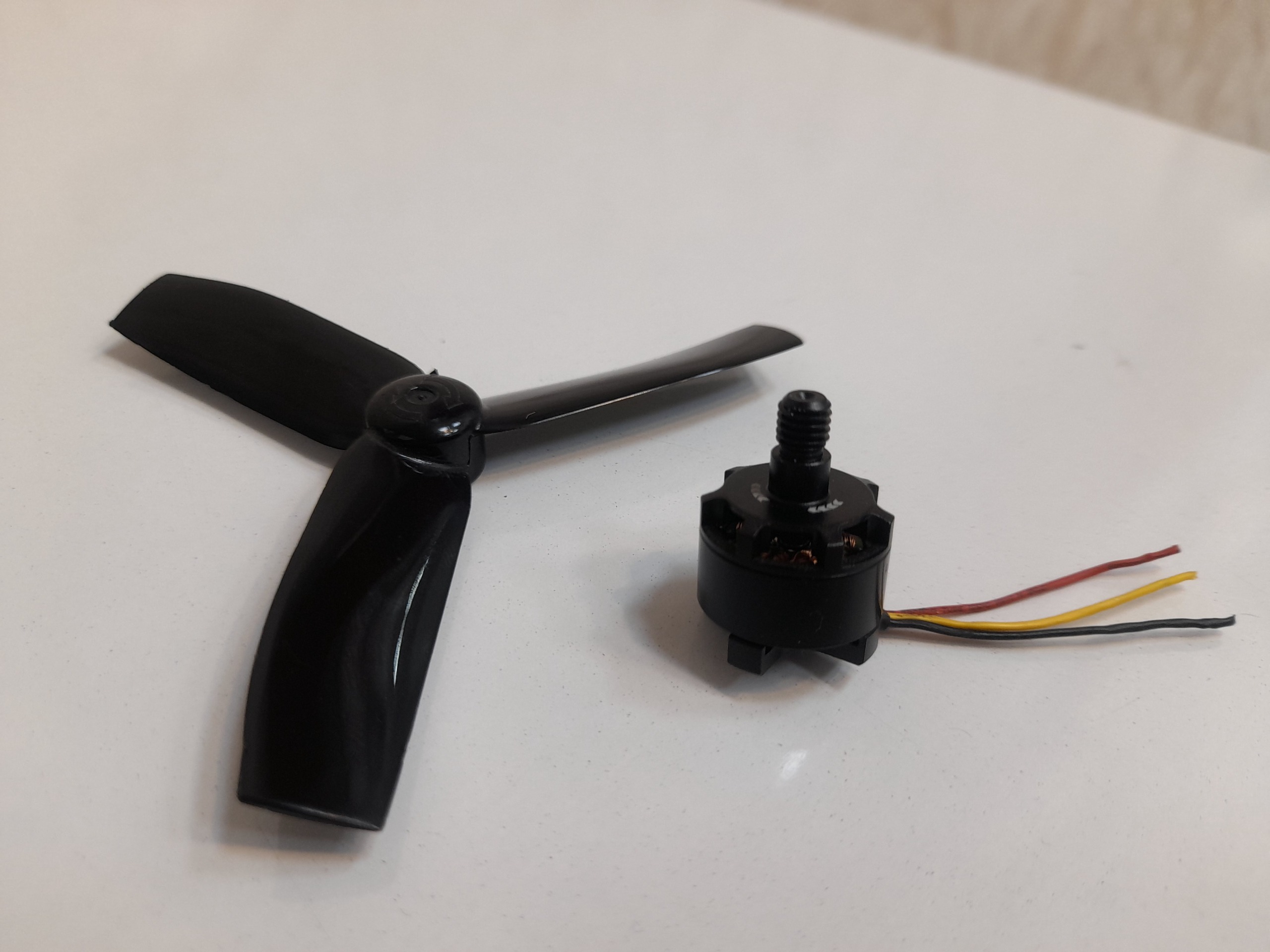 موتور براشلس همراه با ملخ