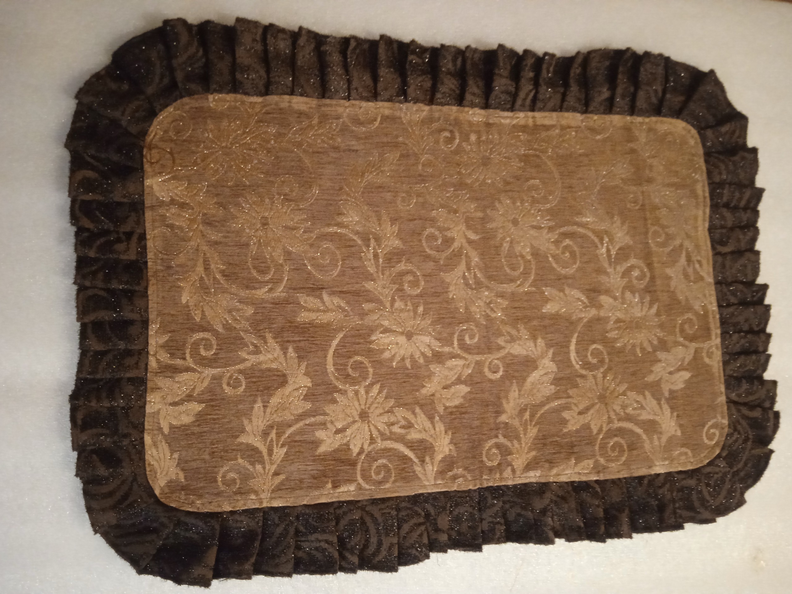 رومیزی مخمل چین دار