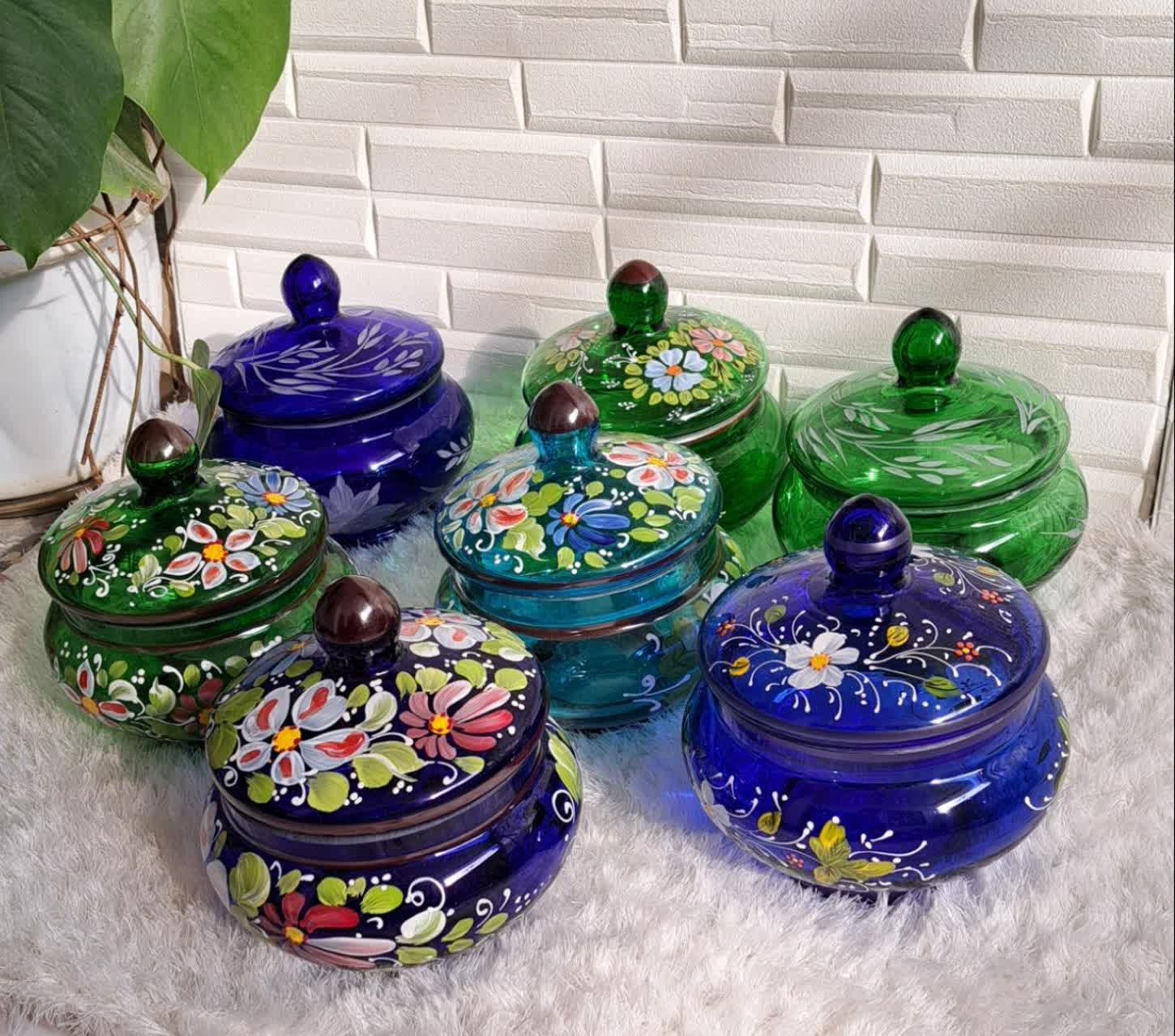 شکلات یا آجیل خوری