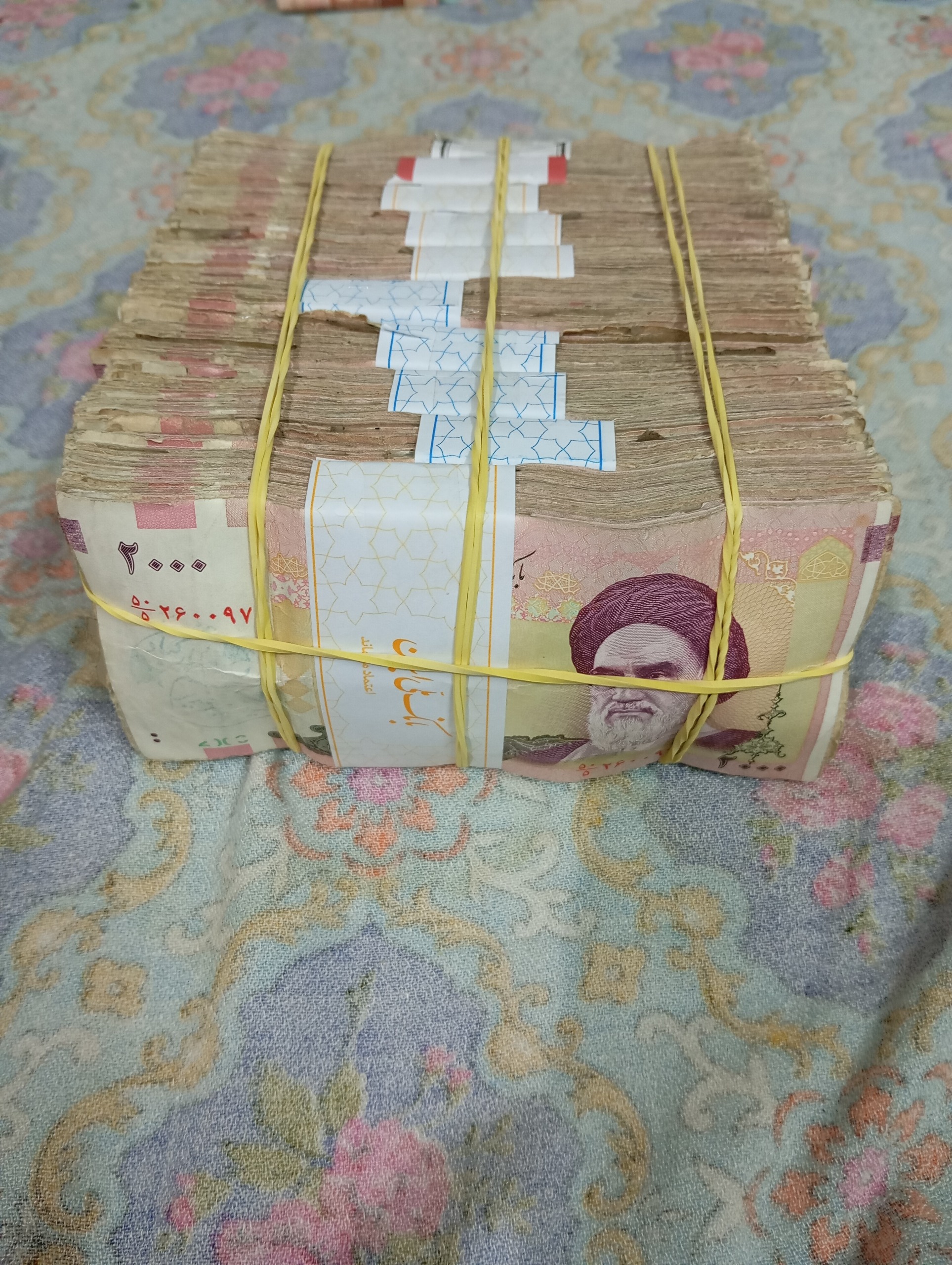 یک باکس (1000برگ) دویست تومنی امام