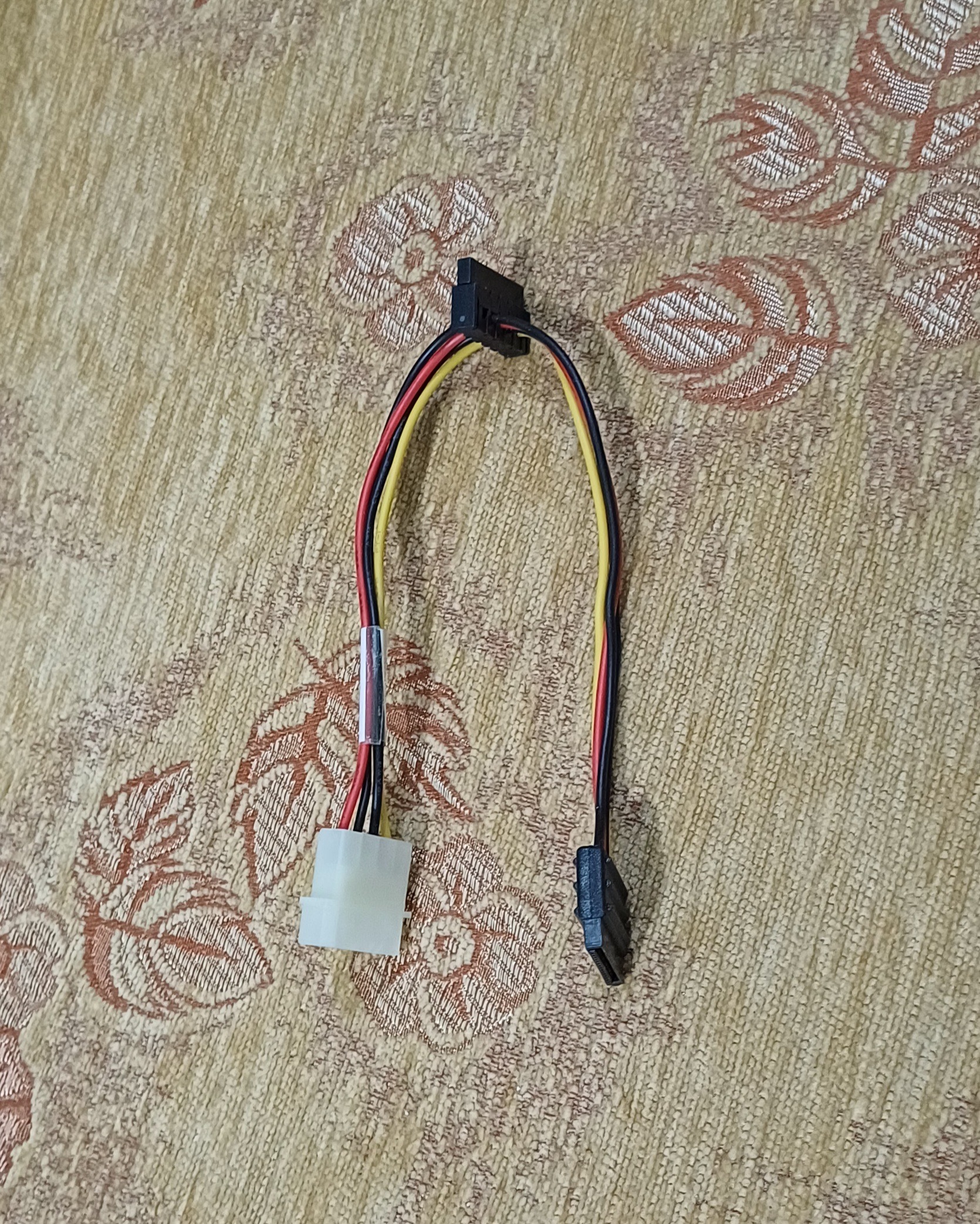 کابل تبدیل برق 4 پین به 2 ساتا
