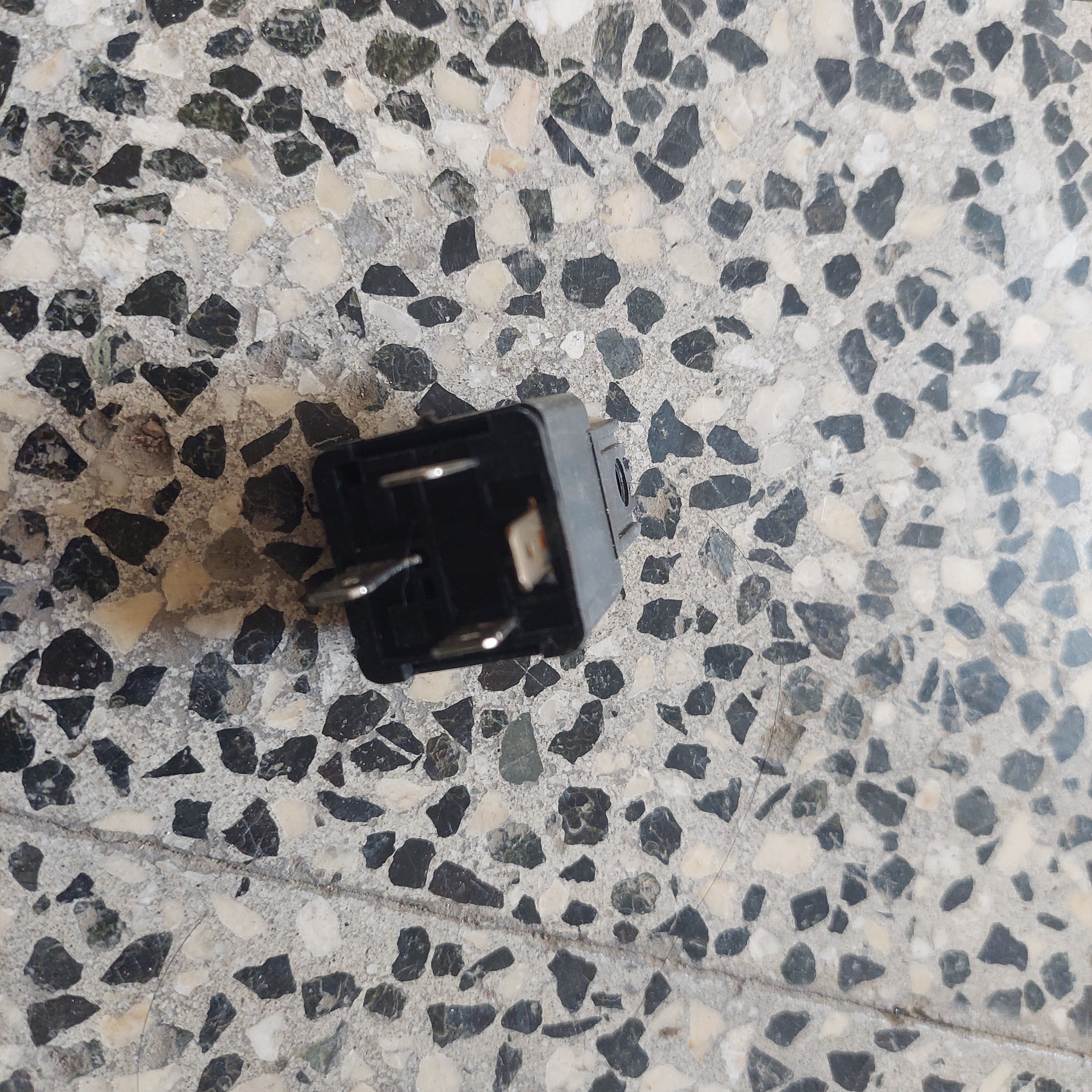 رله4 پایه الکترومکانیکی،برند معتبرHELLA