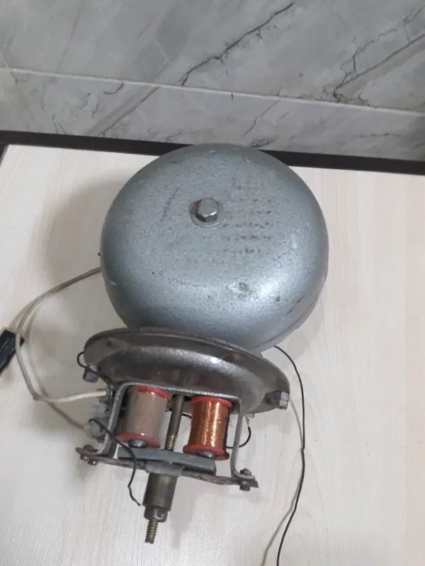 زنگ اخبار قدیمی و بزرگ