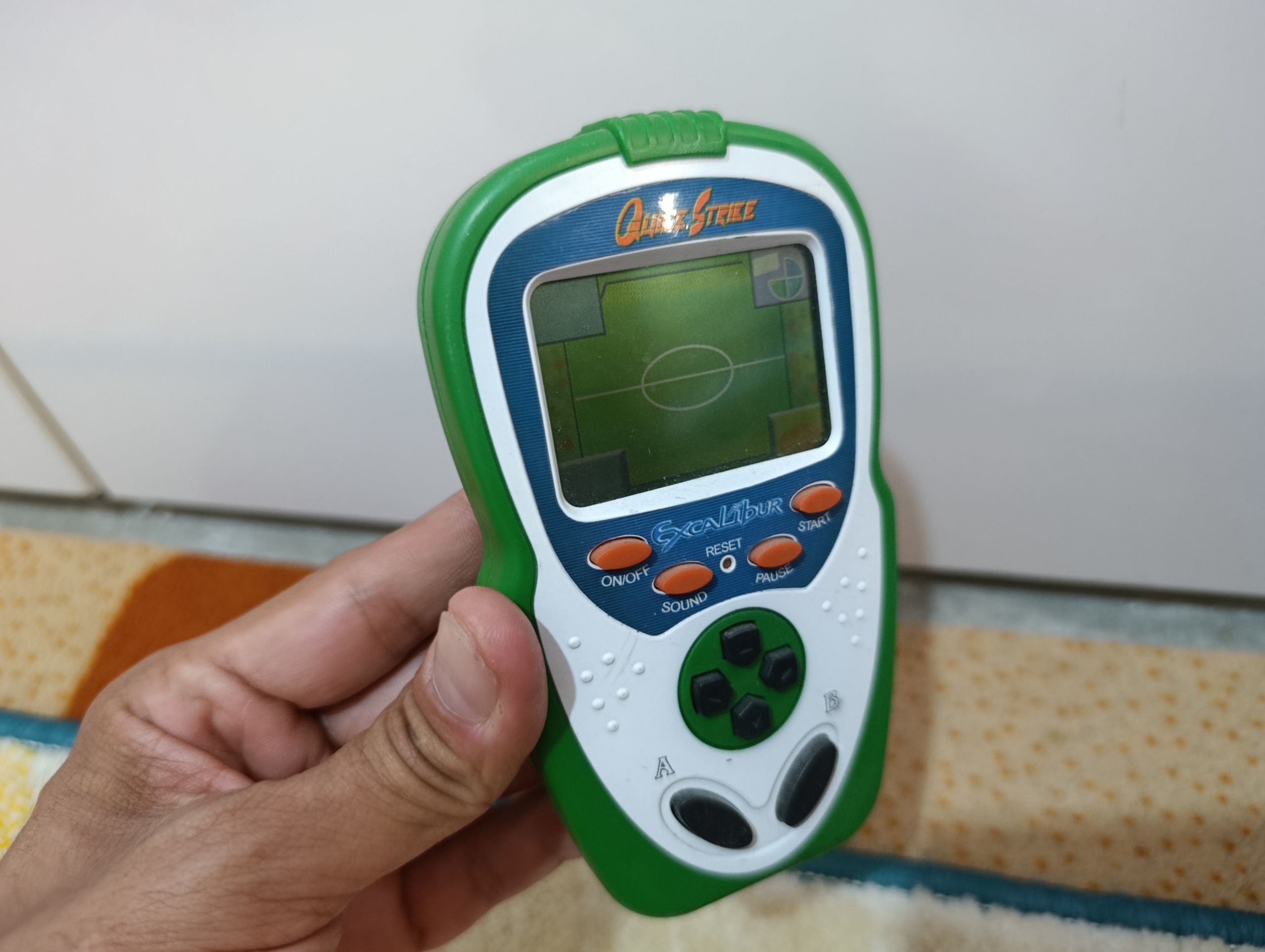 کنسول بازی دستی قدیمی