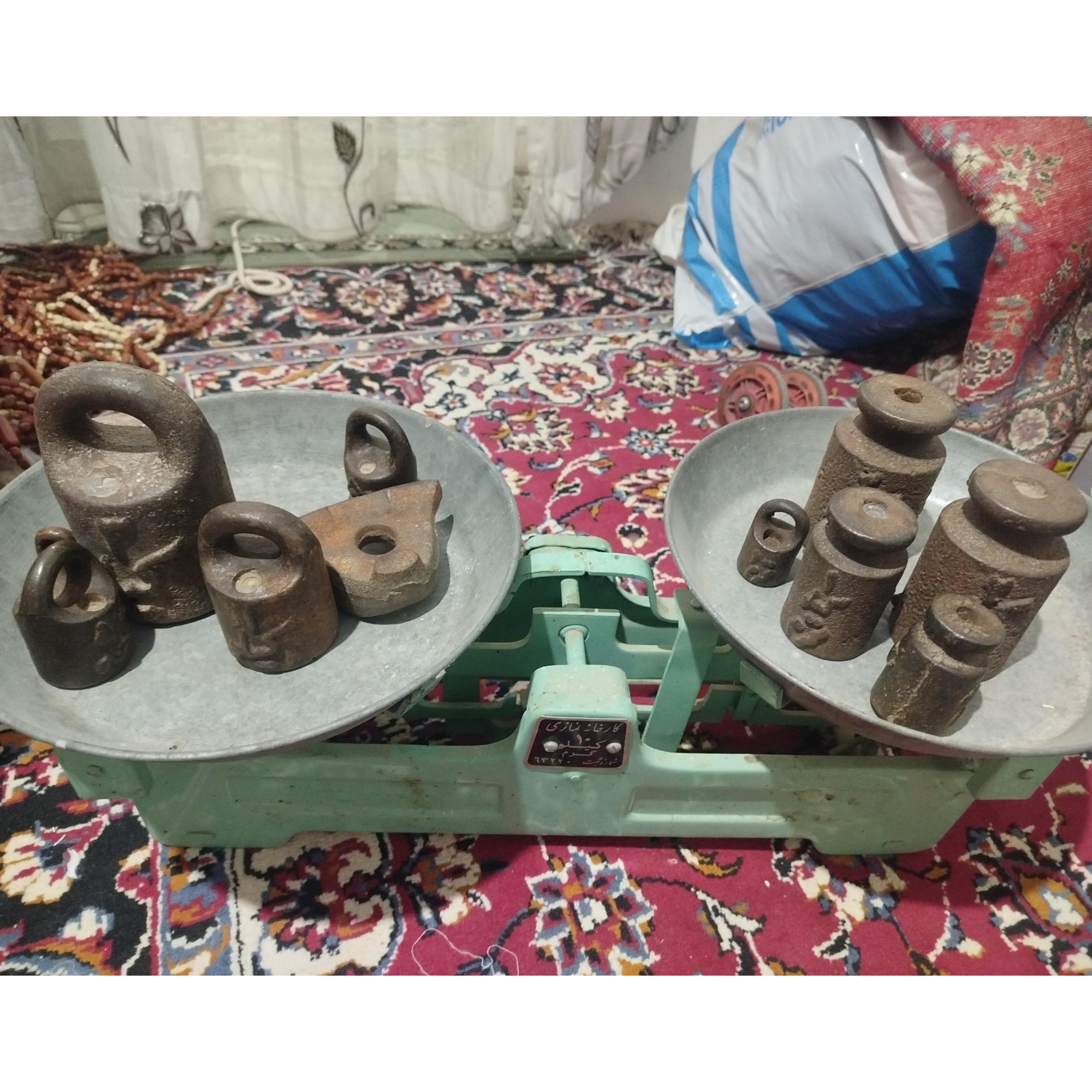 ترازو دو کفه ای همراه با وزنه
