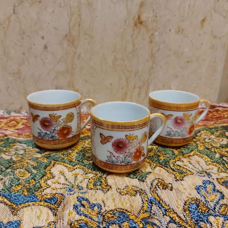 سه عدد فنجان کاغذی طلایی تماما نقاشی دست
