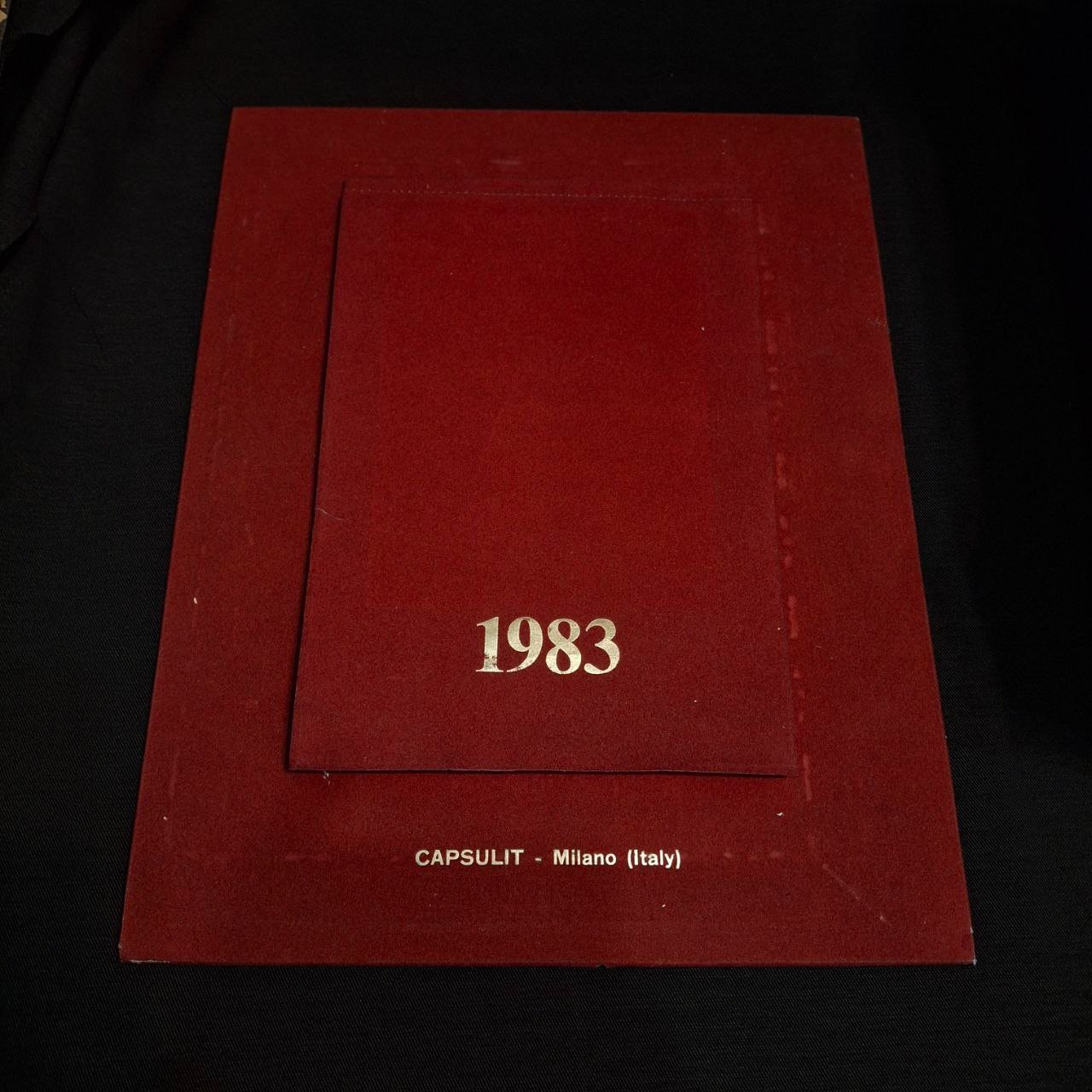 تقویم دیواری قدیمی مربوط به 1983 دارای نقاشی