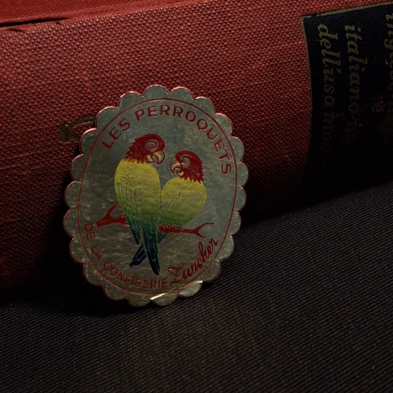 لیبل قدیمی دو طوطی مربوط به شکلات