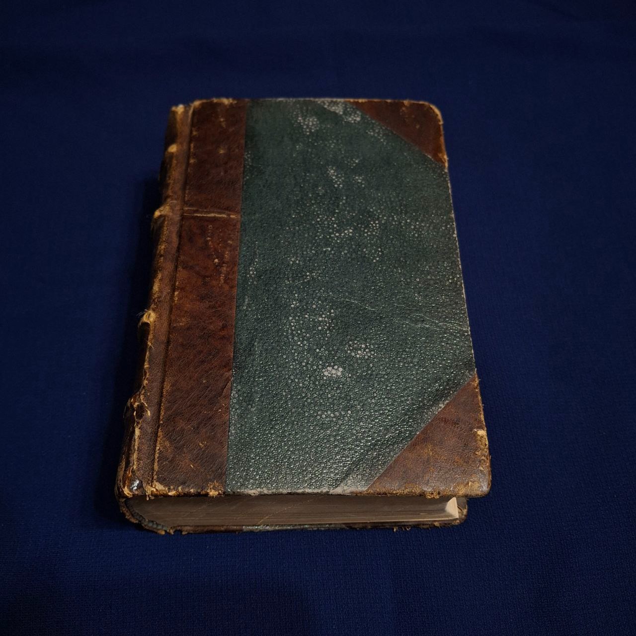 کتاب لغت قدیمی چاپ بیروت 1888 میلادی مهر دار