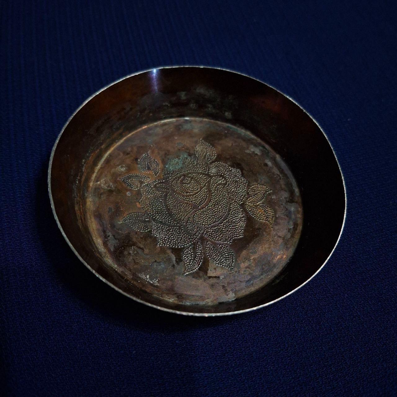 ظرف کوچک قدیمی نقش دار گل رز جنس فلز خاص وینتیج