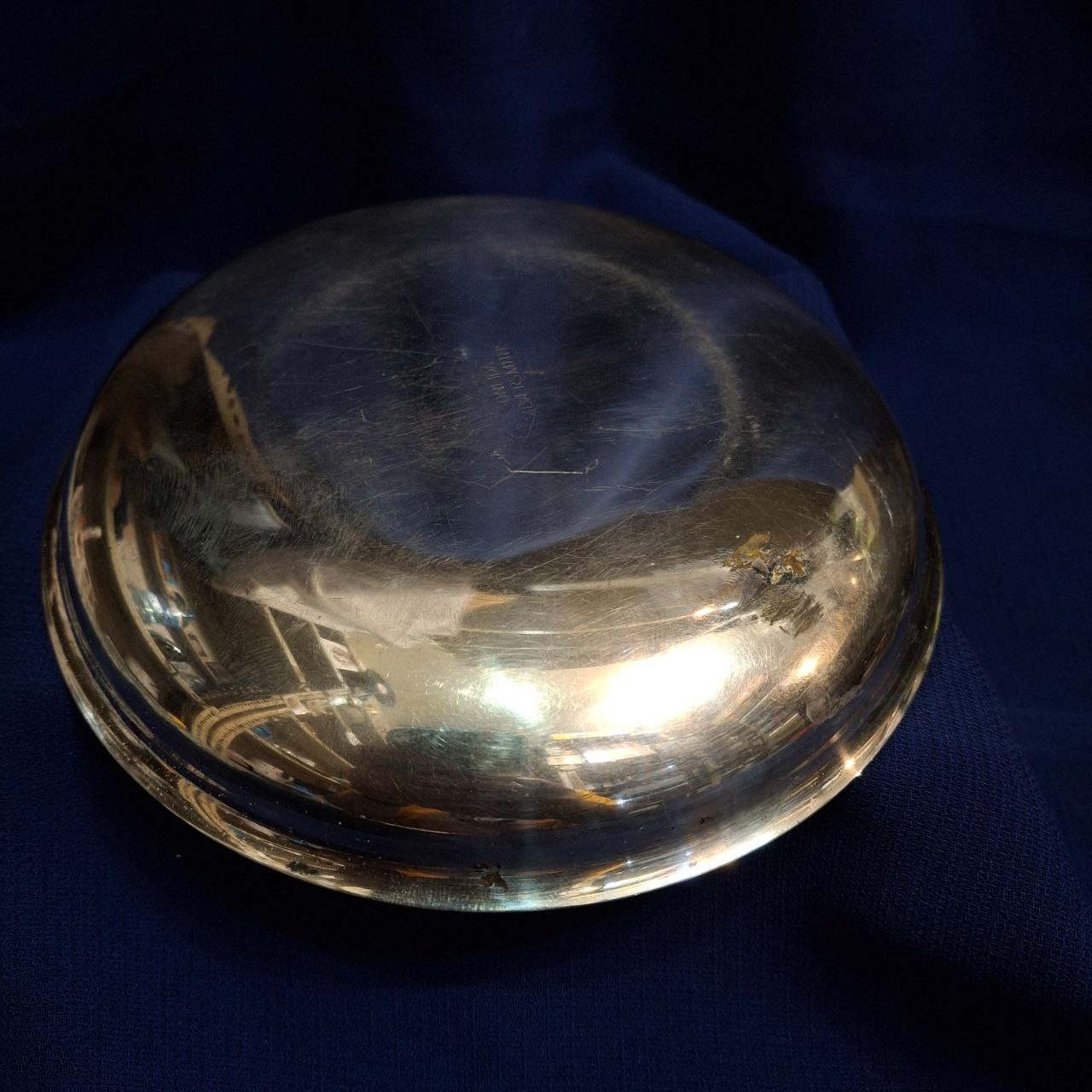 بشقاب قدیمی نوربلین لایه فیروزه ای رنگ داخل ظرف