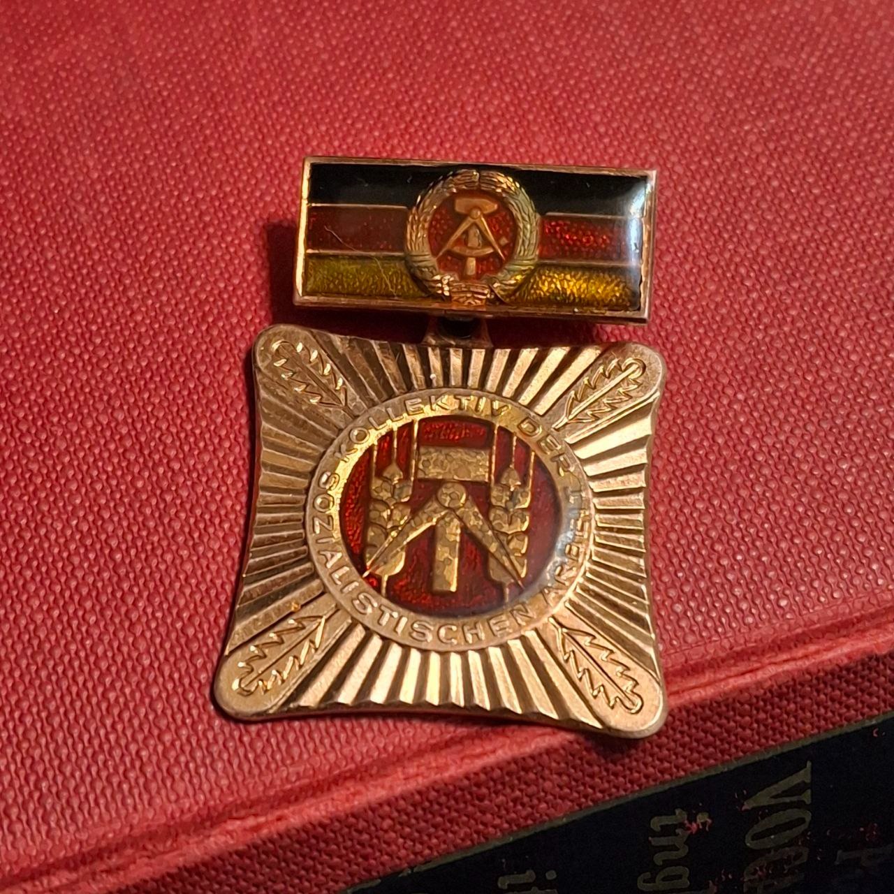 مدال آنتیک آلمان شرقی نماد پرگار شعار سوسیالیستی