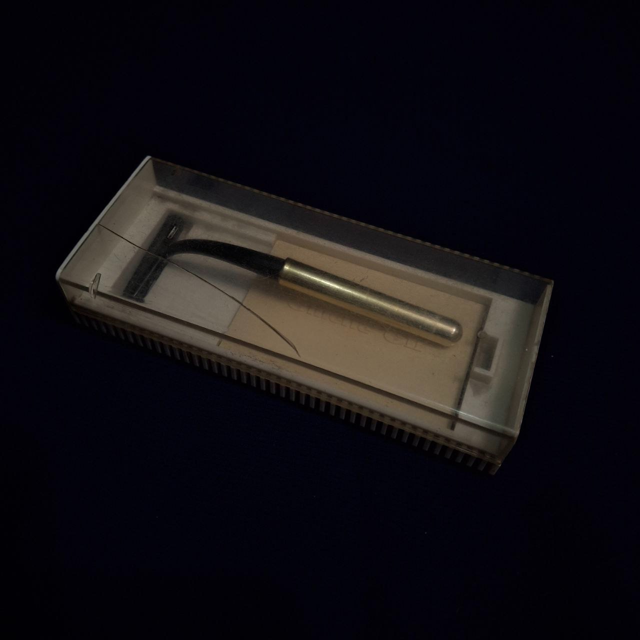 دسته تیغ قدیمی طلایی بهمراه قوطی ژیلت اورجینال