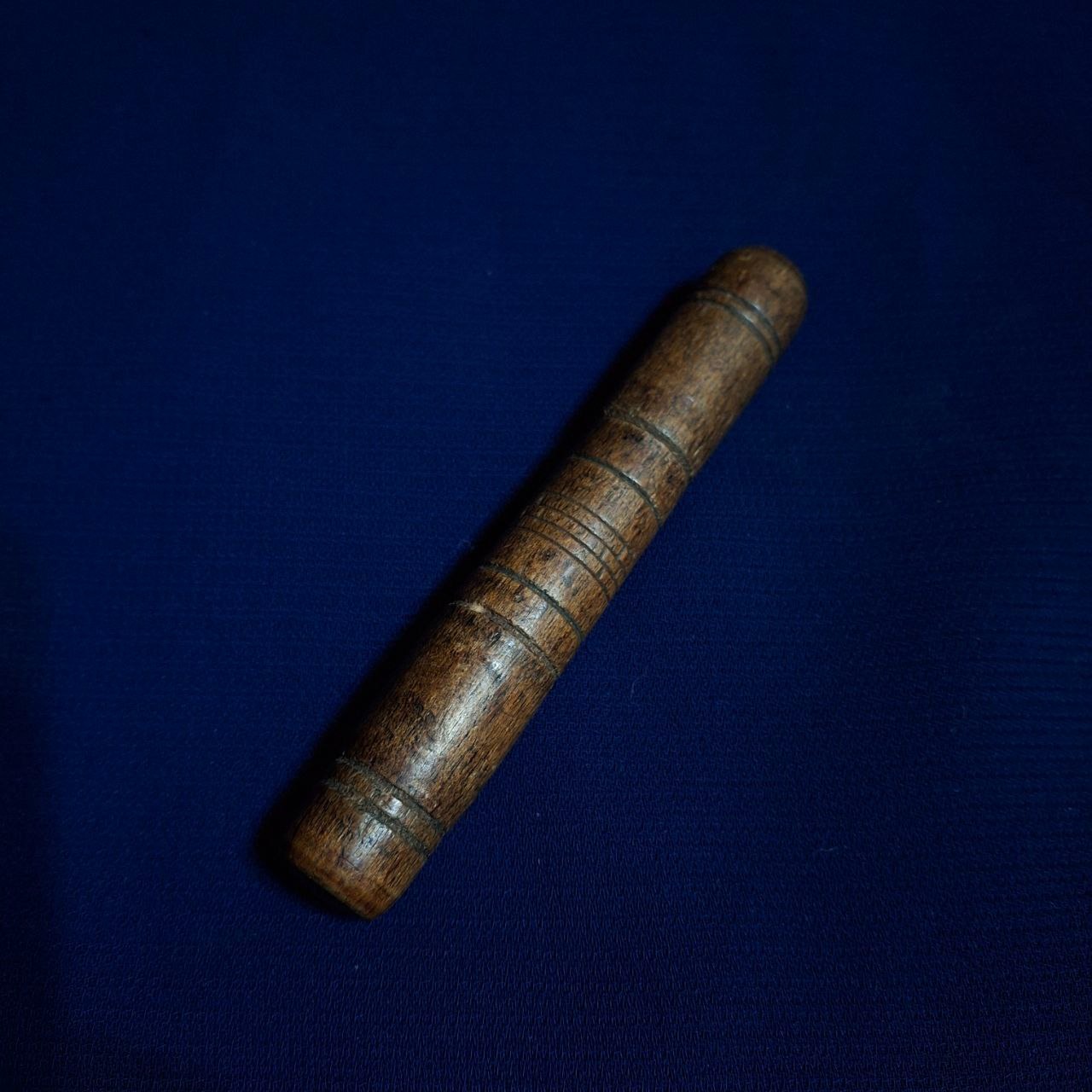 جاسوزنی قدیمی چوبی دستساز آلمانی بهمراه سوزن