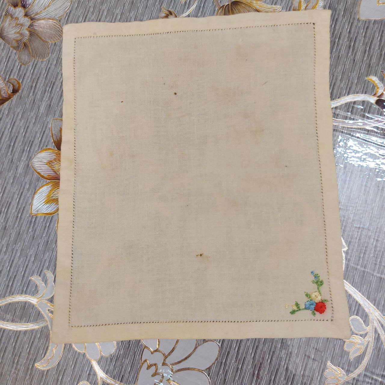 دستمال جیبی قدیمی گلدوزی ظریف کار دست پهلوی