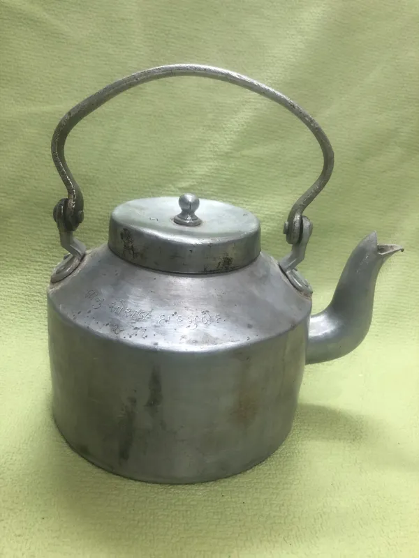 کتری قدیمی مارکدار و دارای نوشته