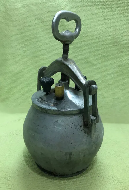 دیگ زودپز کوچک قدیمی