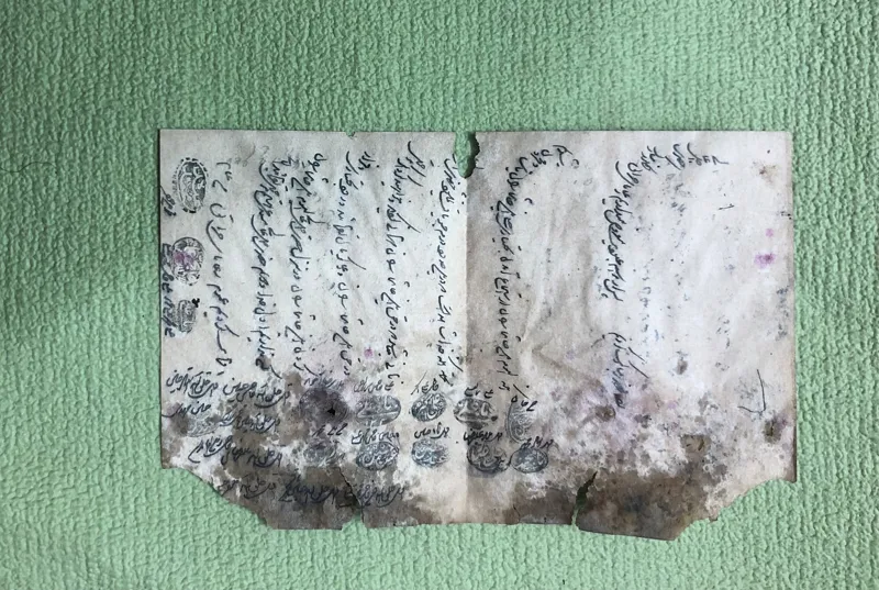 نامه پر مُهر بسیار قدیمی (فرسوده شده)