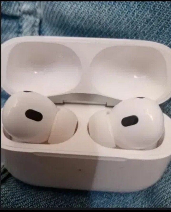 Airpod pro 2 lightning 2023 تمیز