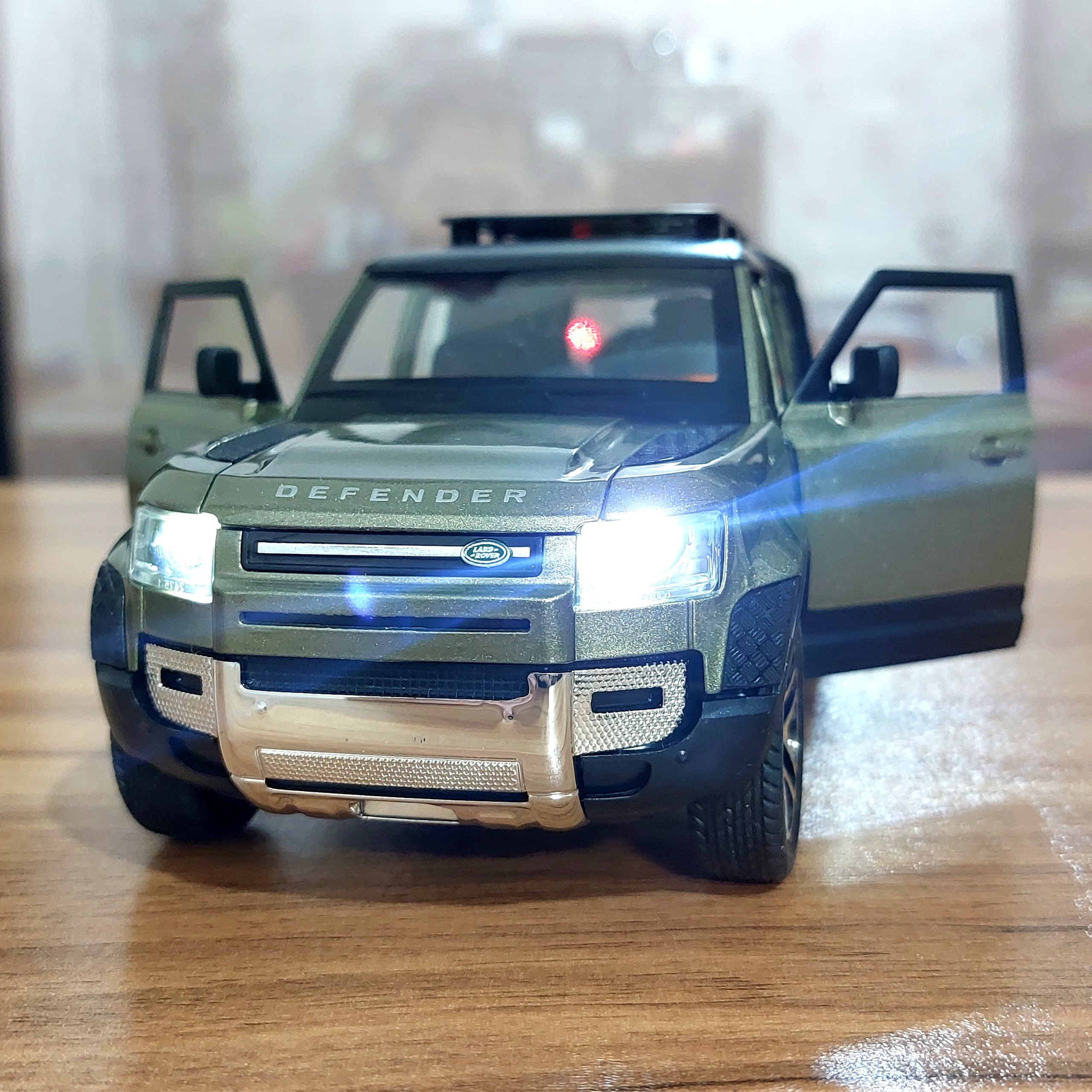 ماکت فلزی LAND ROVER شاسی بلند 6درب چراغ دار